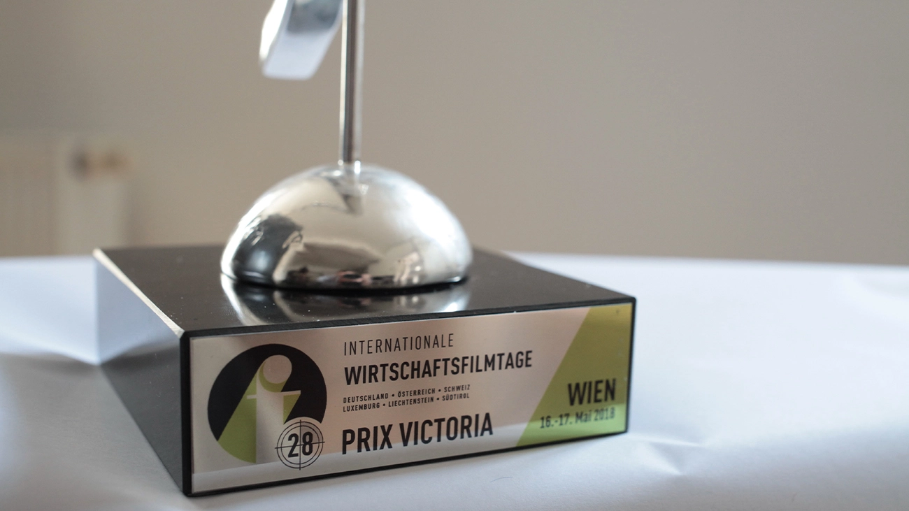 Filmproduktion Panda Pictures aus München und Ulm zum Thema Silber für Panda Pictures. Das Bild zeigt den glänzenden Prix Victoria Award der Internationalen Wirtschaftsfilmtage Wien 2018. Dieser Preis honoriert die exzellente Filmproduktion unserer Wirtsch