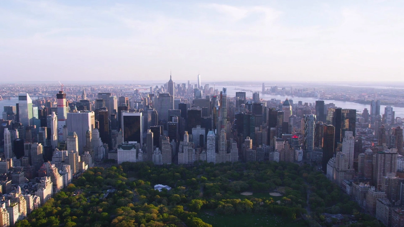 Filmproduktion Panda Pictures aus München und Ulm zum Thema Stock Footage Film. Eine majestätische Luftaufnahme von New York City mit Central Park im Vordergrund, ideal für beeindruckende Eröffnungs- oder Übergangsszenen in der Postproduktion von Filmen.