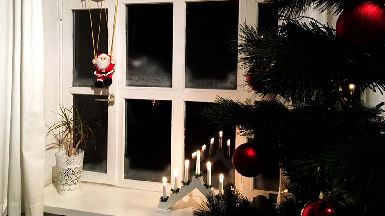 Filmproduktion Panda Pictures aus München und Ulm zum Thema Wir sagen DANKE 2016 für ein fantastisches Jahr! Festlich dekoriertes Fenster mit Weihnachtsmann und Lichterkette, symbolisch für ein erfolgreiches Jahres voller Projekte.