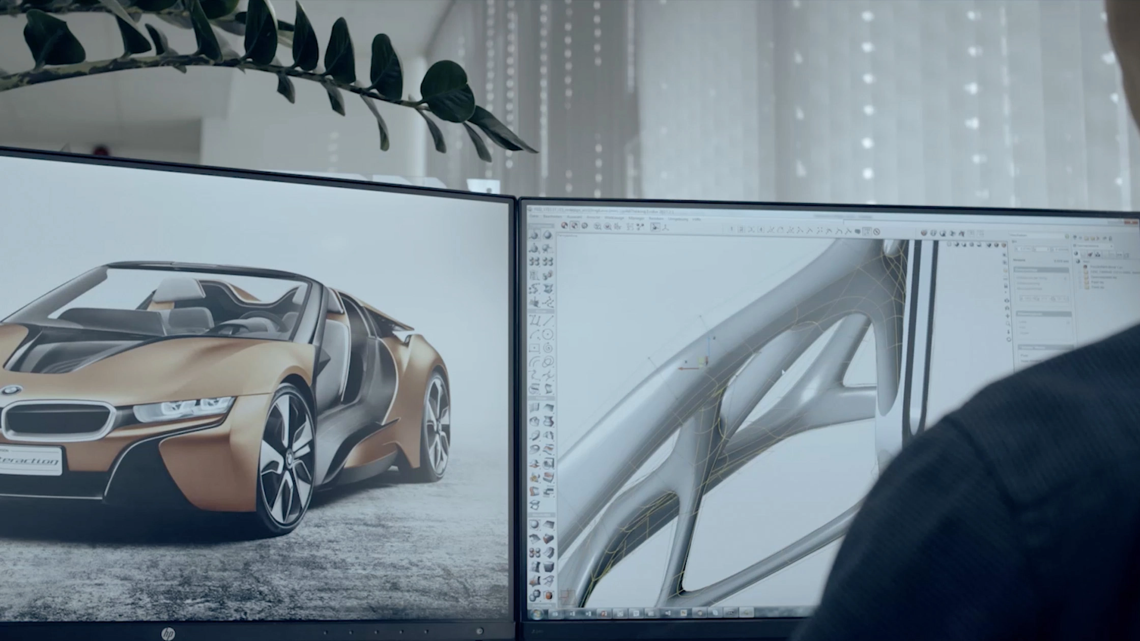 Filmproduktion Panda Pictures aus München und Ulm zum Thema Horizontale vs vertikale Videos. Zwei Bildschirme zeigen 3D-Modellierung einer futuristischen Auto-Studie, essentiell für die Previsualisierung im CGI-Bereich.