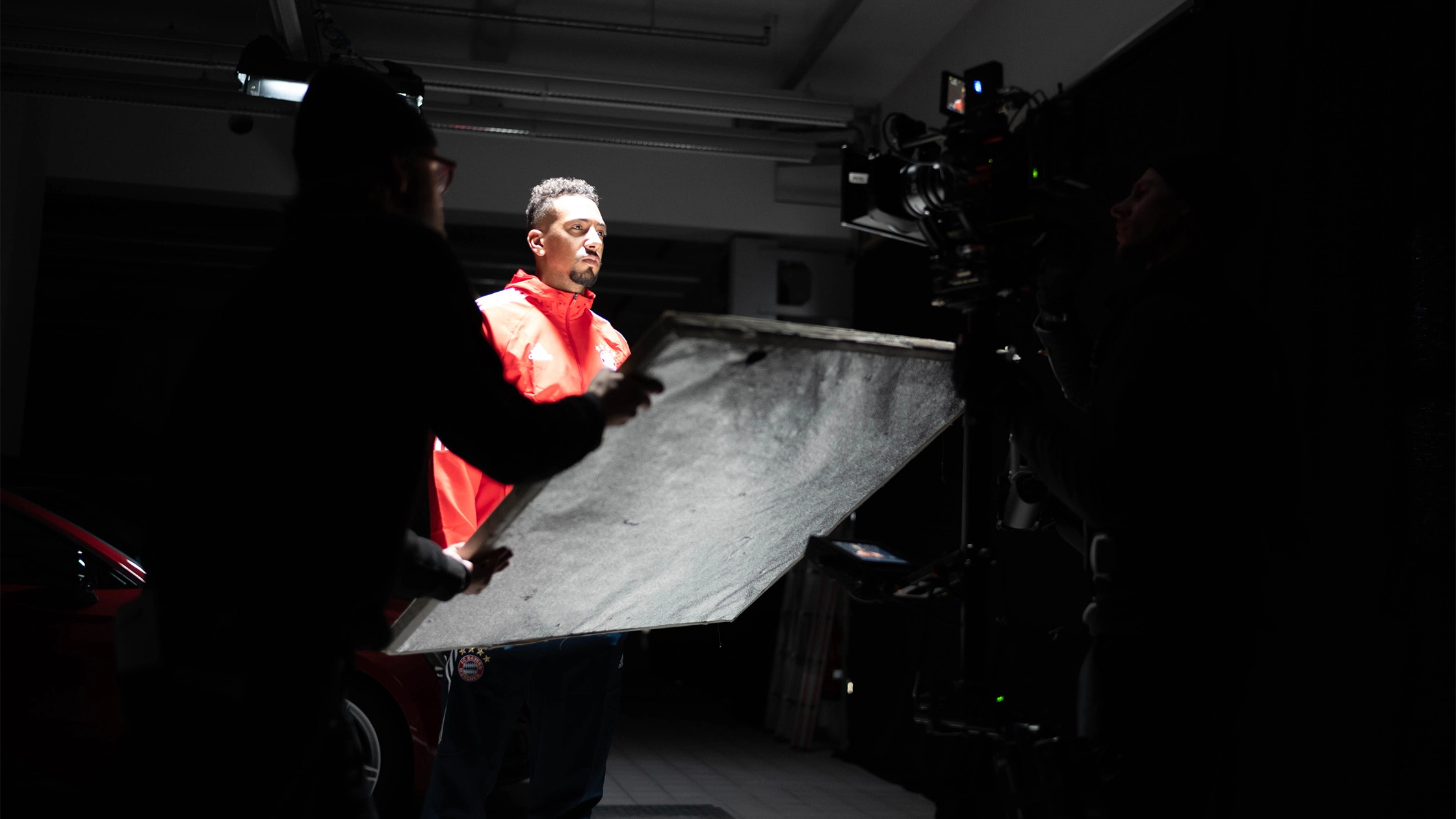 Filmproduktion Panda Pictures aus München und Ulm zum Thema Digital Production Artikel. Ein professionelles Filmteam bei den Dreharbeiten, nutzt Reflektoren zur optimalen Lichtsetzung für die Aufnahmen mit Jérôme Boateng.