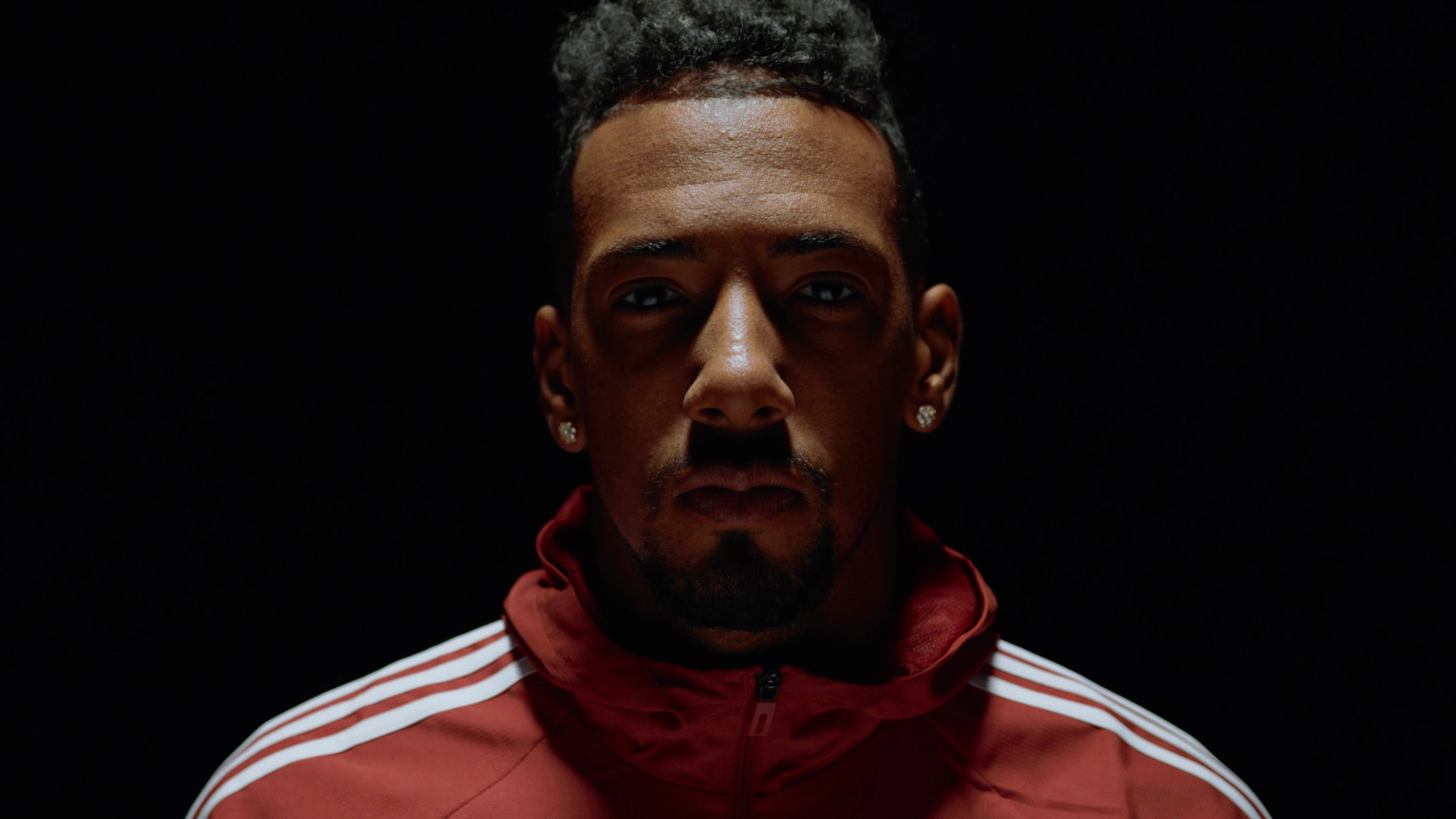 Filmproduktion Panda Pictures aus München und Ulm zum Thema Digital Production Artikel. Close-up von Jérôme Boateng vor dunklem Hintergrund, perfekt für Porträts und emotionale Storys bei den Dreharbeiten.