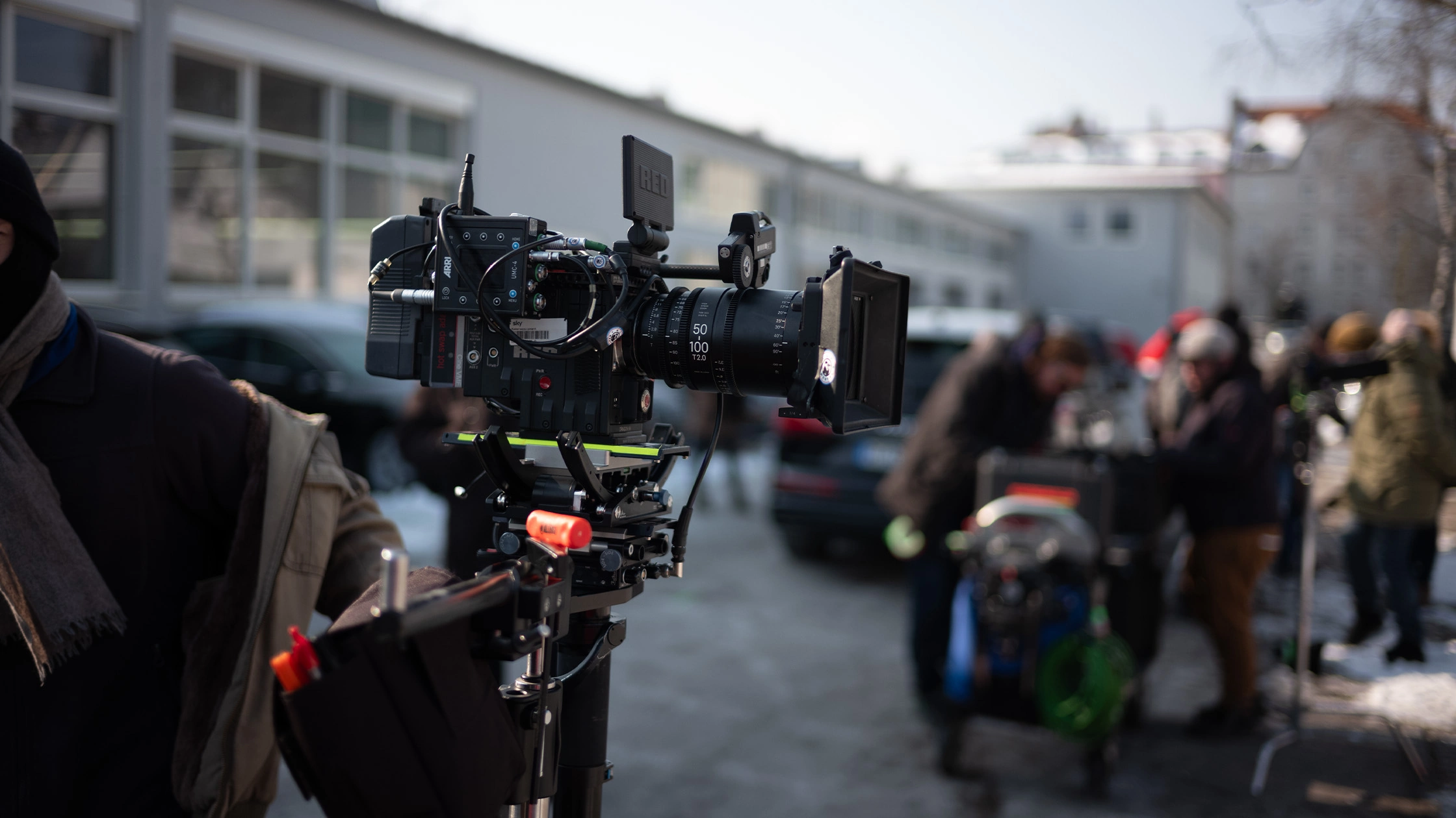 Filmproduktion Panda Pictures aus München und Ulm zum Thema Digital Production Artikel. Nahaufnahme einer professionellen Filmkamera auf Stativ, bereit für die Dreharbeiten und hochauflösende Aufnahmen.