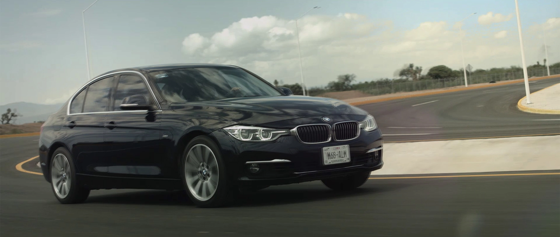Filmproduktion Panda Pictures aus München und Ulm zum Thema DaVinci Resolve – Color Grading. Die Rohaufnahme eines fahrenden BMWs. In dieser Phase der Postproduktion fehlt dem Bild noch die für einen Werbefilm nötige Dynamik und Farbbrillanz.