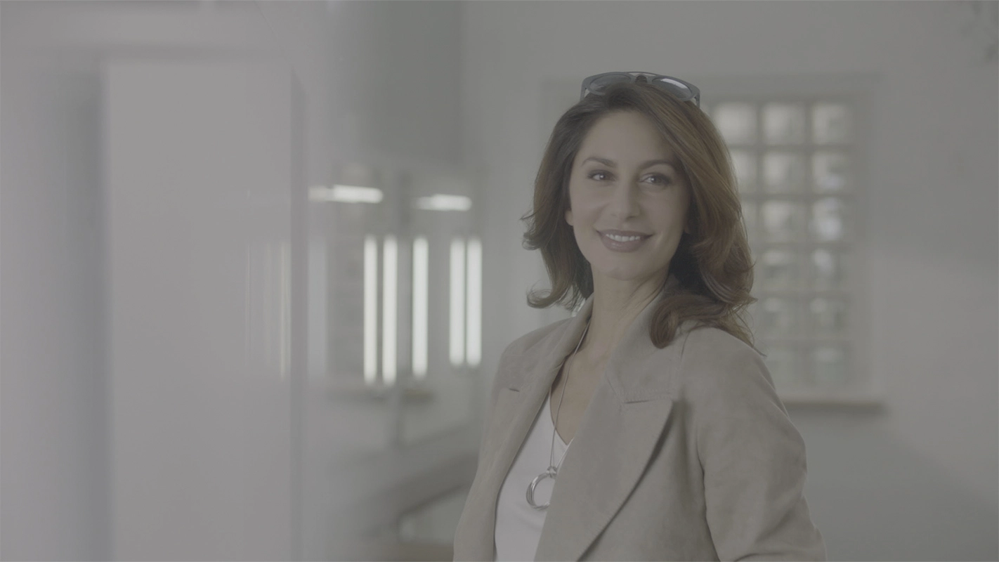 Filmproduktion Panda Pictures aus München und Ulm zum Thema DaVinci Resolve – Color Grading. Dieses Bild zeigt das ungegradete Rohmaterial (Log) einer Frau. Ein wichtiger Schritt in der Postproduktion ist die Farbkorrektur, um Emotionen zu wecken.