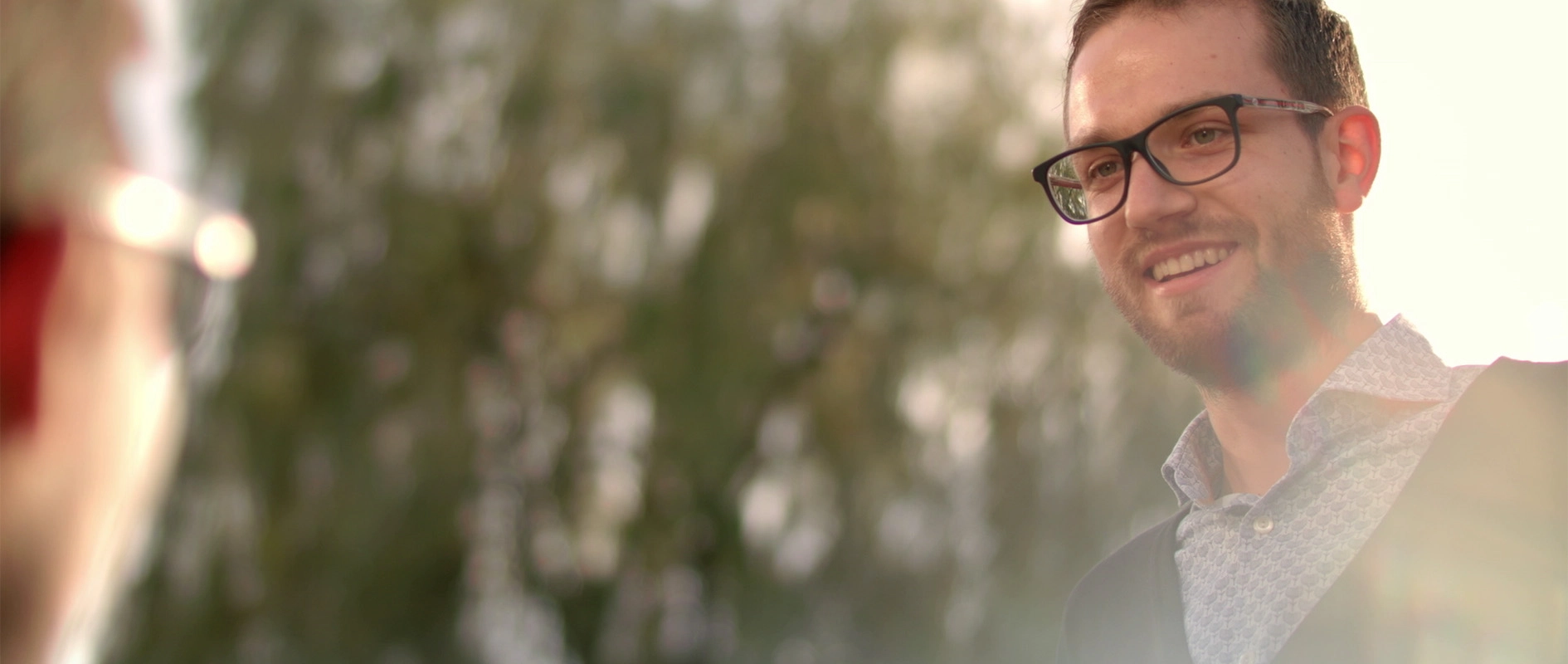 Filmproduktion Panda Pictures aus München und Ulm zum Thema DaVinci Resolve – Color Grading. Das Grading verstärkt die warme, sonnige Atmosphäre des Gesprächs und ist ein zentrales Element der kreativen Bildgestaltung.