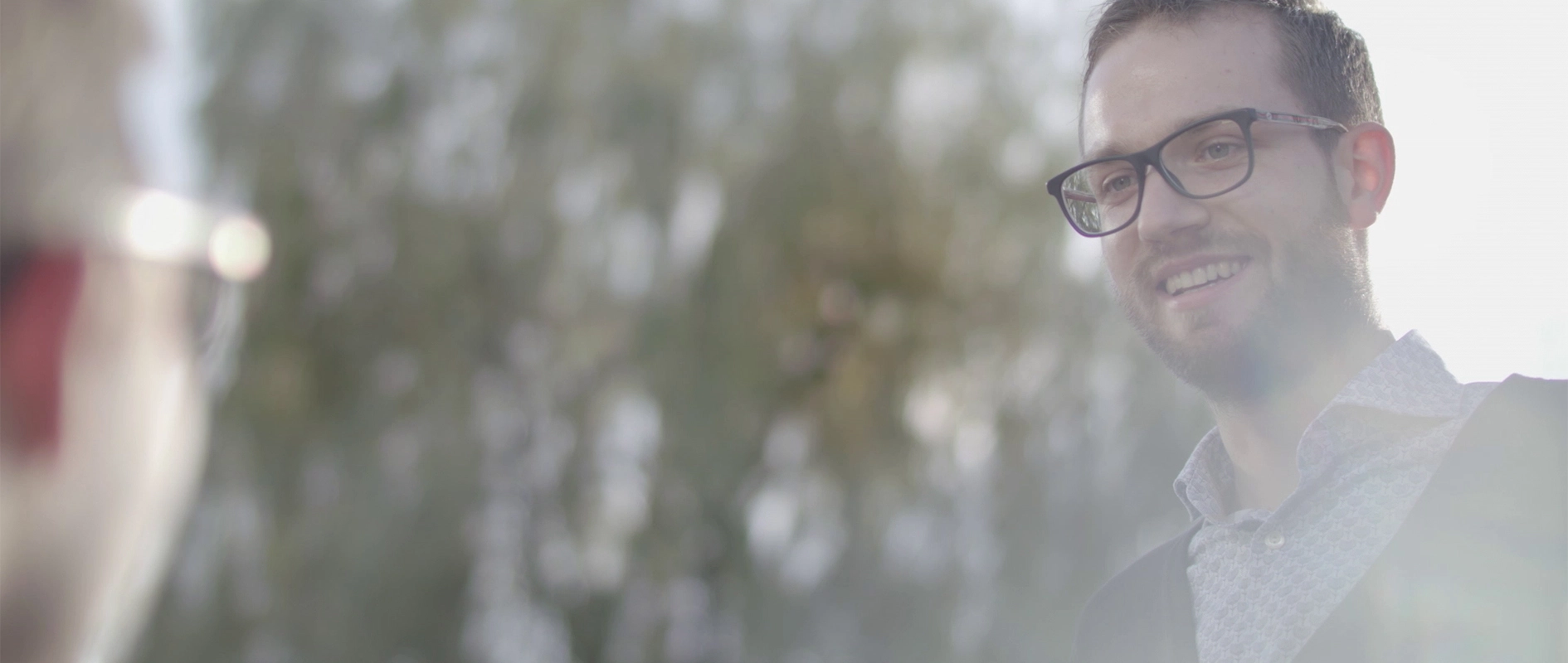Filmproduktion Panda Pictures aus München und Ulm zum Thema DaVinci Resolve – Color Grading. Eine ungegradete Aufnahme aus einem Gespräch. Die Bildkomposition und die Lichtstimmung wirken noch unterkühlt und wenig einladend.