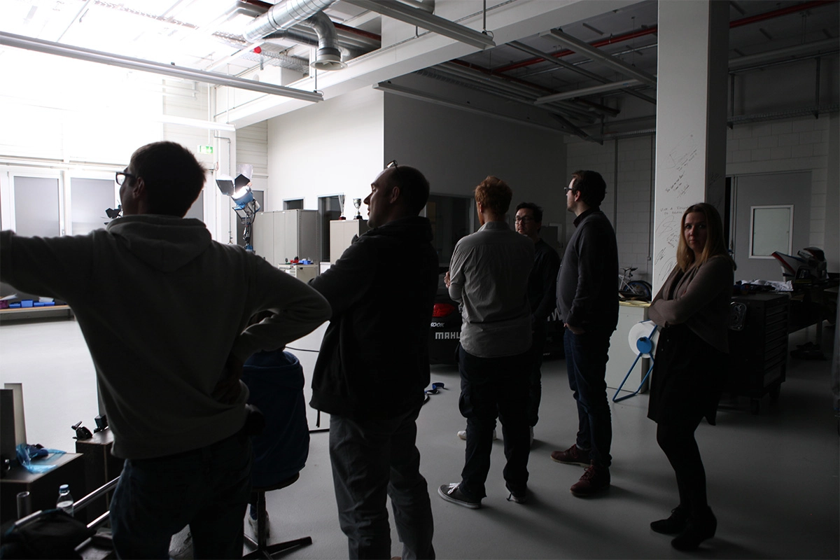 Filmproduktion Panda Pictures aus München und Ulm zum Thema Financial Services Imagefilm. Das Filmteam analysiert die Aufnahme am Monitor. Eine exakte Vorproduktion und Team-Strategie sind die Basis für den Erfolg des Projekts.