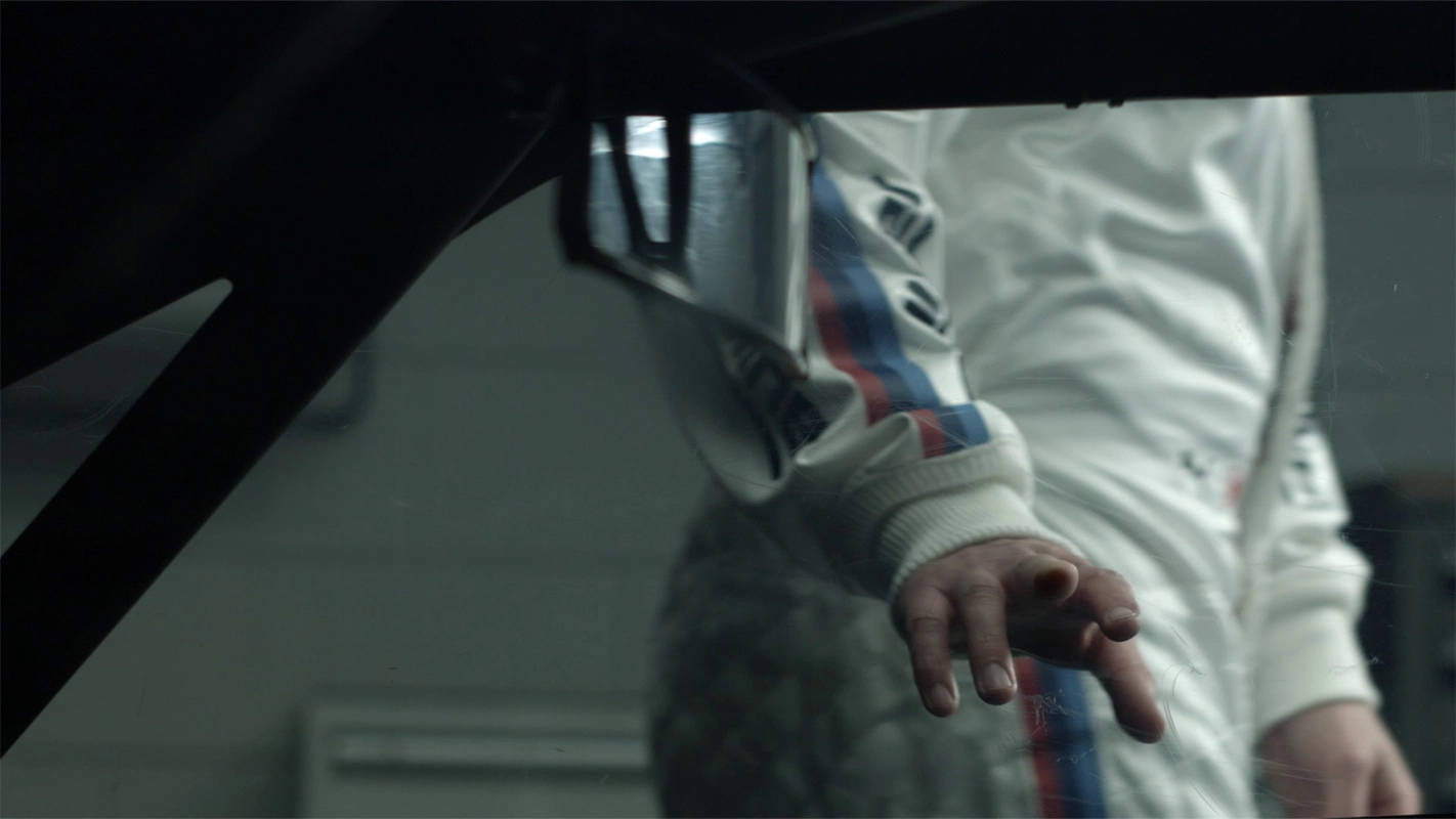 Filmproduktion Panda Pictures aus München und Ulm zum Thema Financial Services Imagefilm. Eine kreative Perspektive aus dem Inneren des Autos. Die Kreation von außergewöhnlichen Blickwinkeln macht einen Imagefilm für Kunden einzigartig.