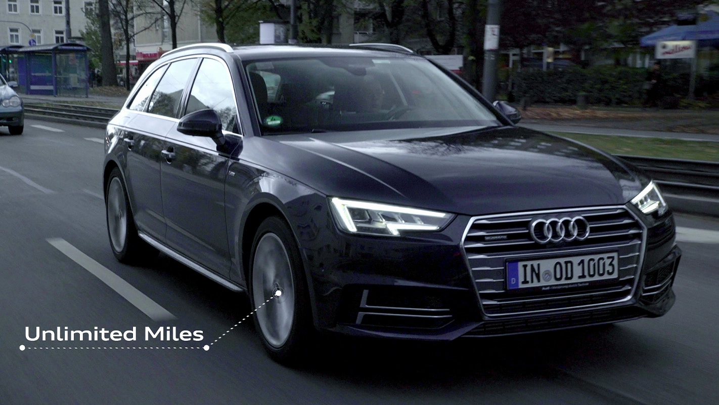 Filmproduktion Panda Pictures aus München und Ulm zum Thema Launchfilm. Ein Audi A4 fährt auf einer Straße in der Stadt. Dynamische Fahraufnahmen sind ein zentraler Bestandteil der Dreharbeiten, um das Produkt emotional zu präsentieren.