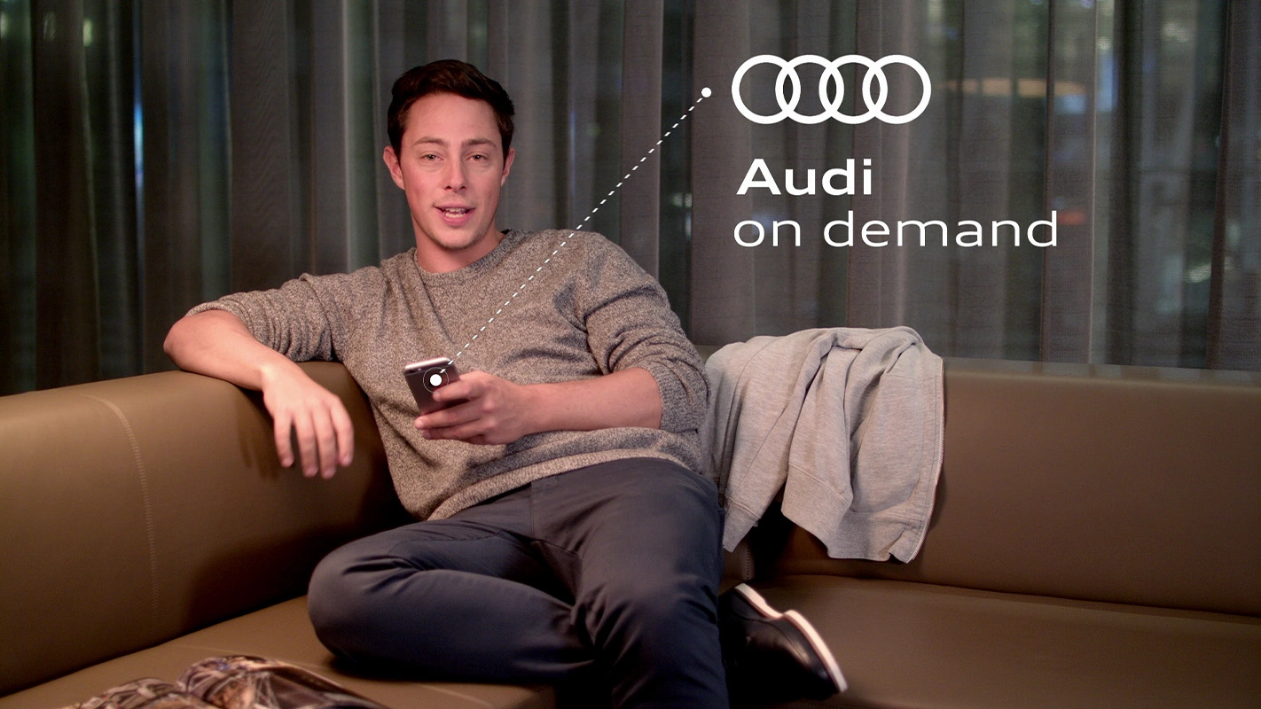 Filmproduktion Panda Pictures aus München und Ulm zum Thema Launchfilm. Ein Mann sitzt auf dem Sofa und bucht per Smartphone "Audi on demand". Die Kreation eines Launchfilms beginnt mit einer klaren User-Story.