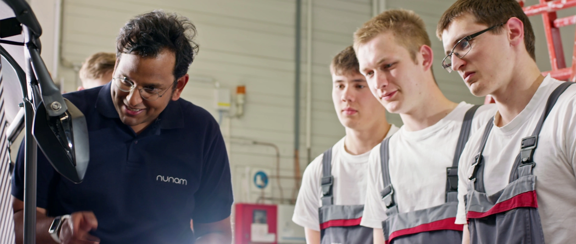 Filmproduktion Panda Pictures aus München und Ulm zum Thema Nunam – the future of mobility. Ein Ausbilder erklärt den Audi-Azubis Details am Fahrzeug. Das visuelle Storytelling des Films fokussiert sich auf den Wissenstransfer.