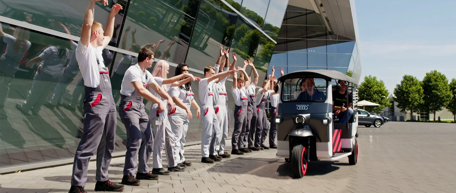 Filmproduktion Panda Pictures aus München und Ulm zum Thema Nunam – the future of mobility. Das Team bildet ein Spalier und verabschiedet das E-Riksha. Im finalen Schnitt feiert diese emotionale Szene die erfolgreiche Zusammenarbeit.