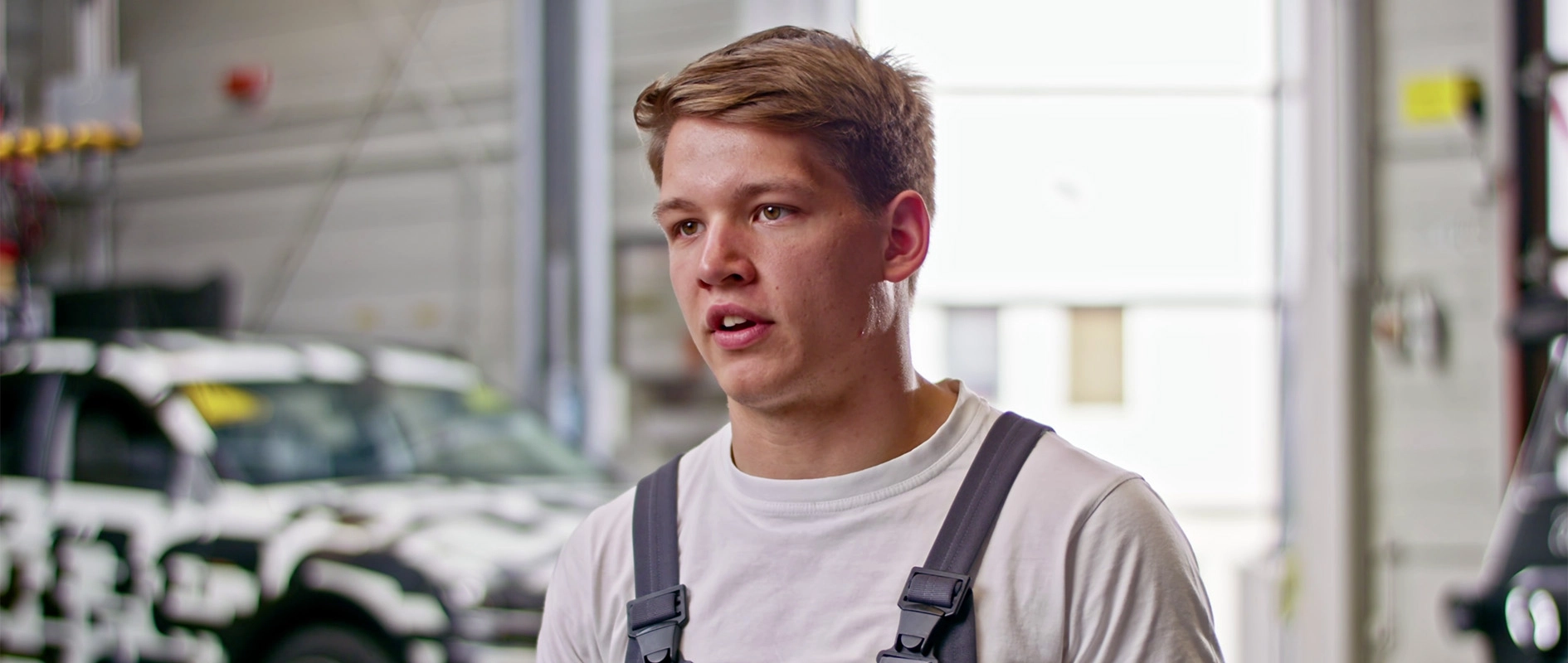 Filmproduktion Panda Pictures aus München und Ulm zum Thema Nunam – the future of mobility. Ein Auszubildender gibt ein Interview zum Projekt. In der Postproduktion werden solche Testimonials genutzt, um dem Film eine persönliche Stimme zu geben.
