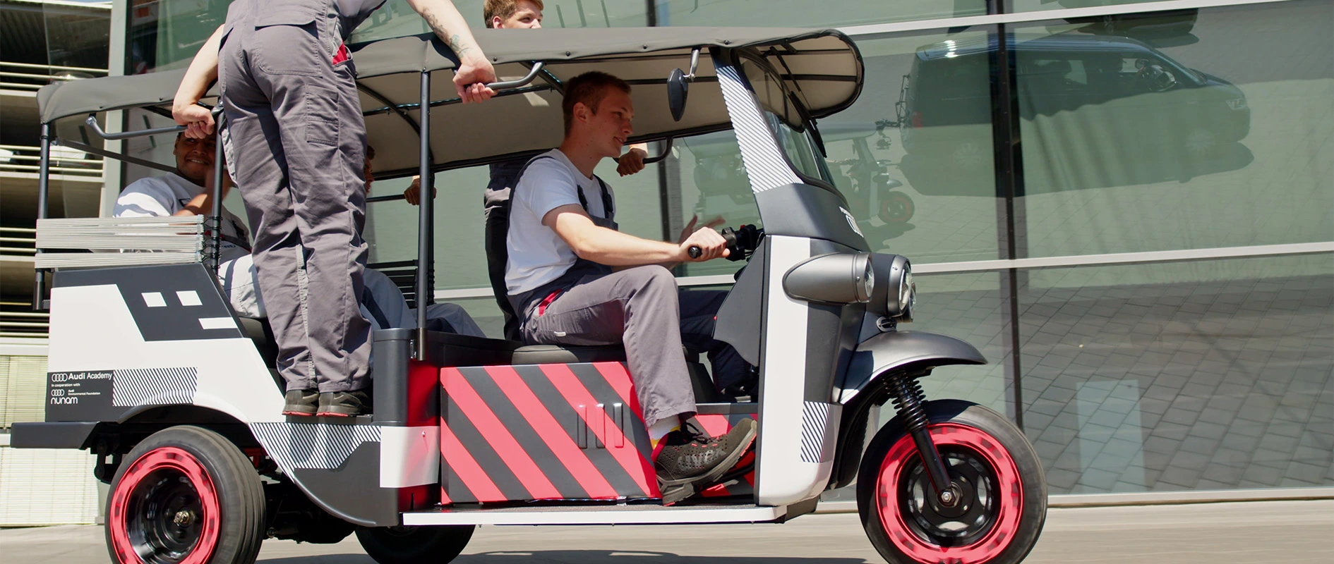 Filmproduktion Panda Pictures aus München und Ulm zum Thema Nunam – the future of mobility. Das E-Riksha während der Testfahrt aus seitlicher Perspektive. Für einen Produktfilm sind solche Aufnahmen in der Anwendung von zentraler Bedeutung.