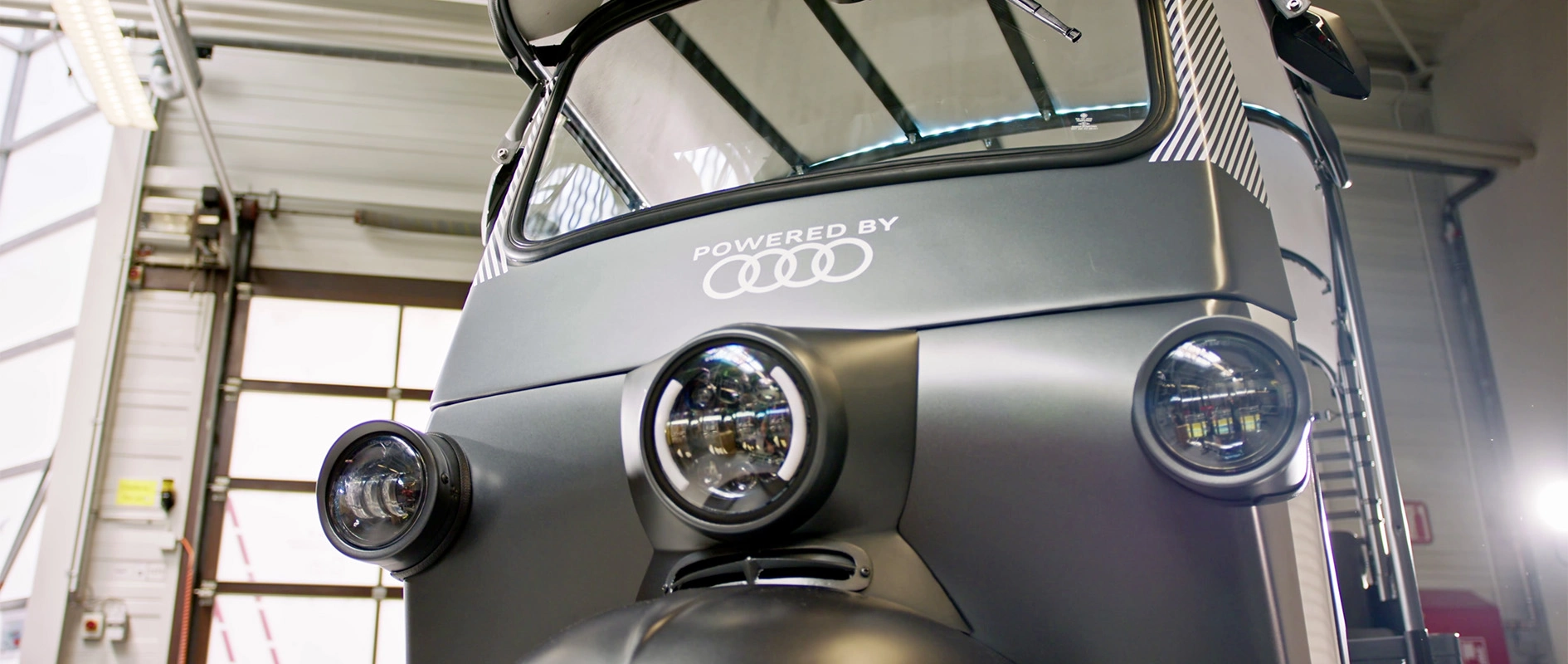 Filmproduktion Panda Pictures aus München und Ulm zum Thema Nunam – the future of mobility. Eine Nahaufnahme der Fahrzeugfront mit dem "Powered by Audi" Logo. Die Kreation des Films stellt die wichtige Partnerschaft und das Design in den Vordergrund.