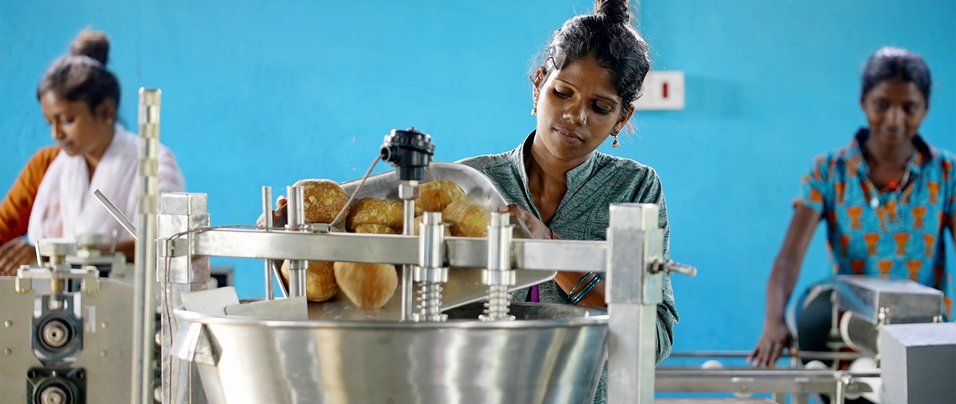 Filmproduktion Panda Pictures aus München und Ulm zum Thema Nunam – the future of mobility. Frauen in Indien bei der Arbeit in einer Bäckerei. Das visuelle Storytelling zeigt, wem die nachhaltige Mobilitätslösung zugutekommen soll.