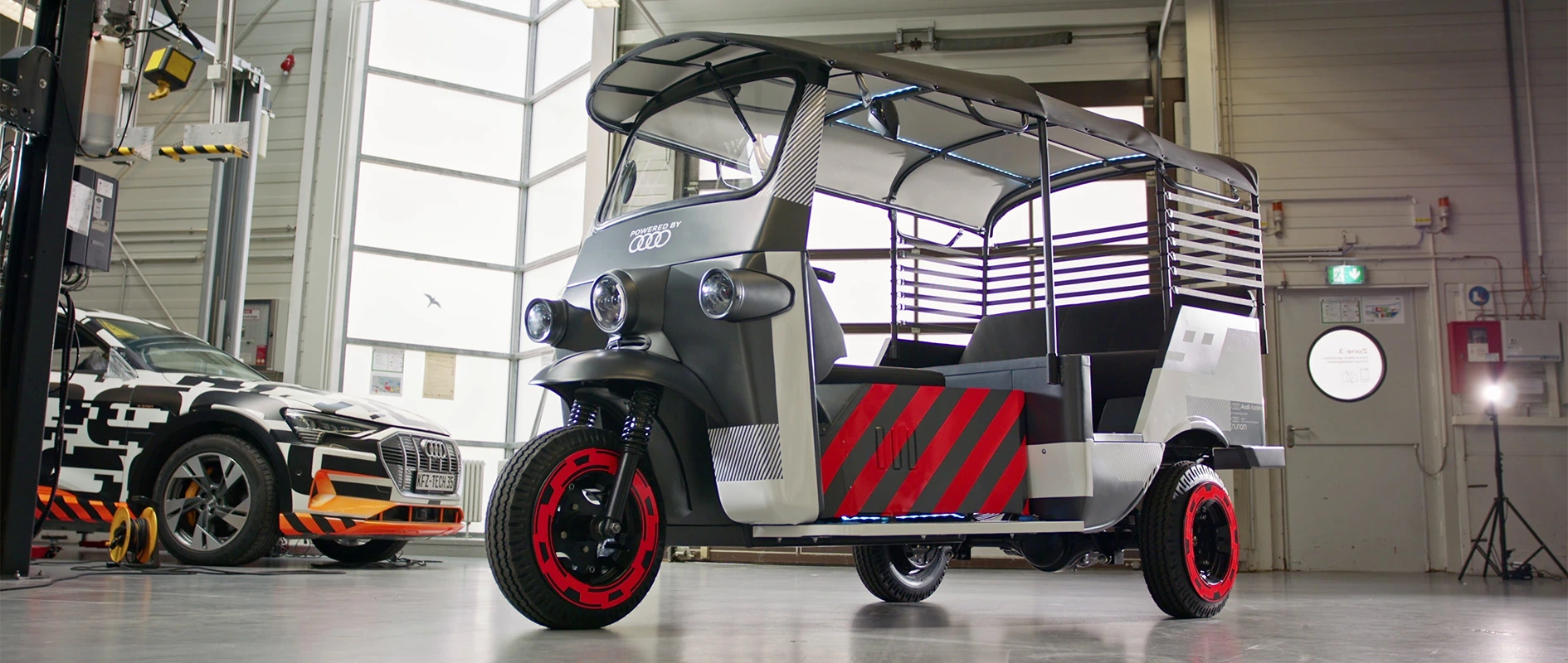 Filmproduktion Panda Pictures aus München und Ulm zum Thema Nunam – the future of mobility. Das fertige E-Riksha im Audi-Werk neben einem E-Tron. Die Vorproduktion legt fest, wie das Endprodukt im Kontext der Marke präsentiert wird.