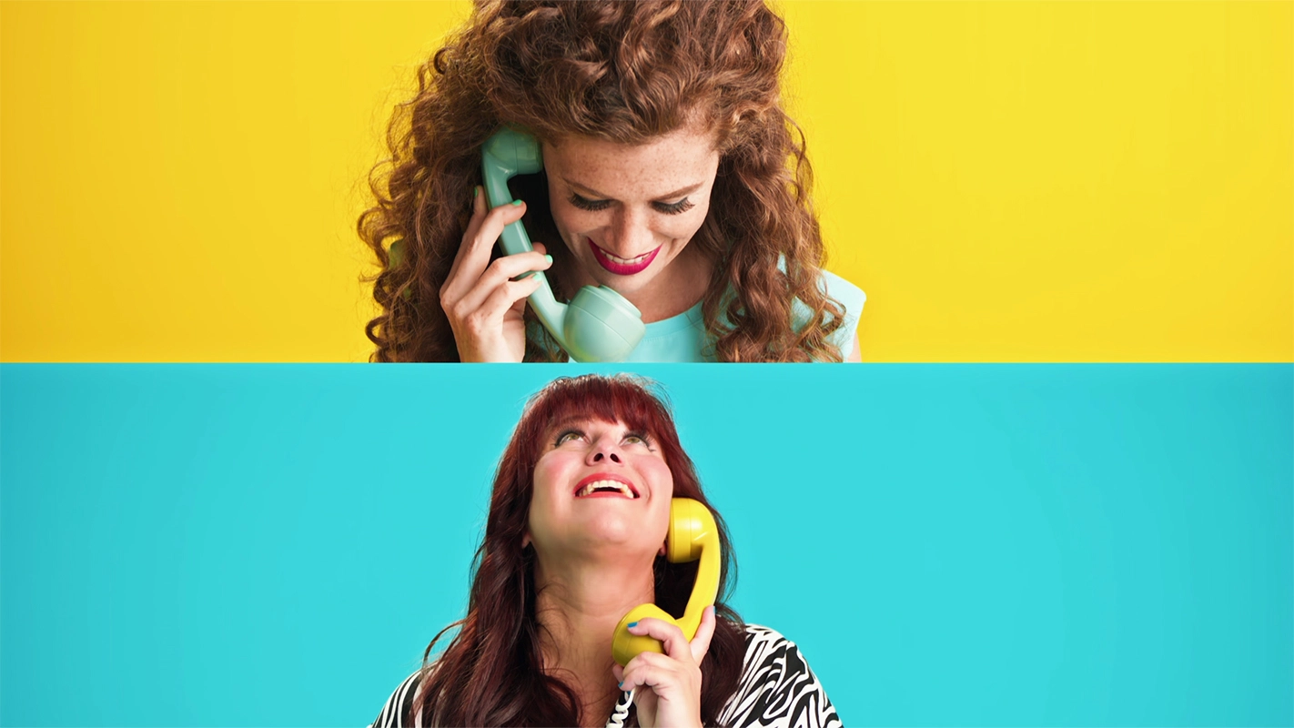 Filmproduktion Panda Pictures aus München und Ulm zum Thema JuZo – show your inner colors. Zwei Frauen telefonieren mit bunten Retro-Telefonen im Split-Screen. Im Schnitt und in der Postproduktion werden verschiedene Szenen kombiniert, um eine dynamische G