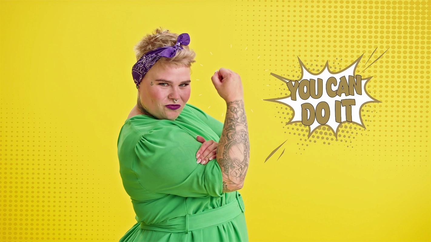 Filmproduktion Panda Pictures aus München und Ulm zum Thema JuZo – show your inner colors. Eine Frau in einer "You can do it"-Pose, die an Rosie the Riveter erinnert. Das visuelle Storytelling des Films transportiert eine starke Botschaft von Empowerment.
