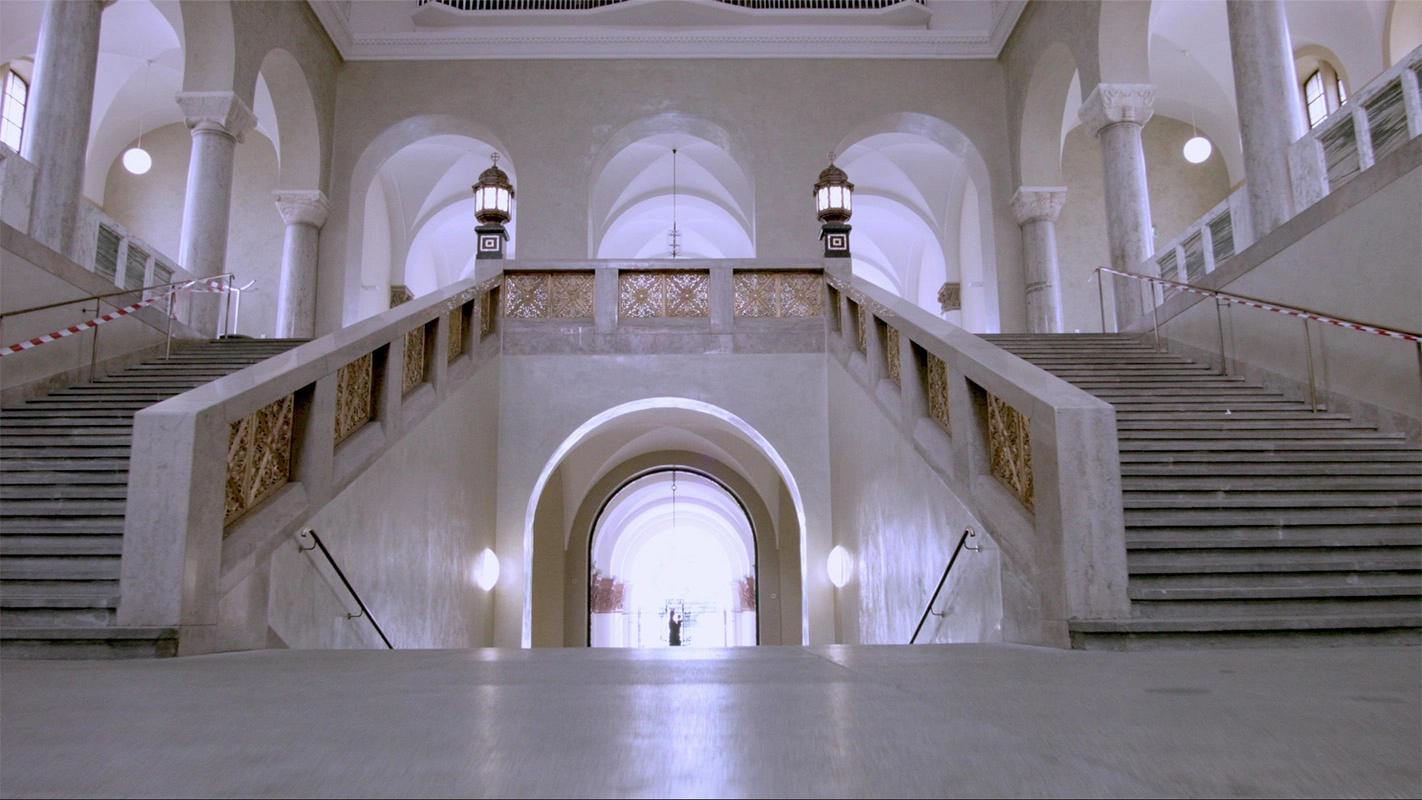 Filmproduktion Panda Pictures aus München und Ulm zum Thema Filmproduktion in München. Eine prunkvolle Treppe in einem historischen Gebäude wie der Universität. Die Kreation einer beeindruckenden Bildsprache beginnt mit der Wahl der Perspektive.