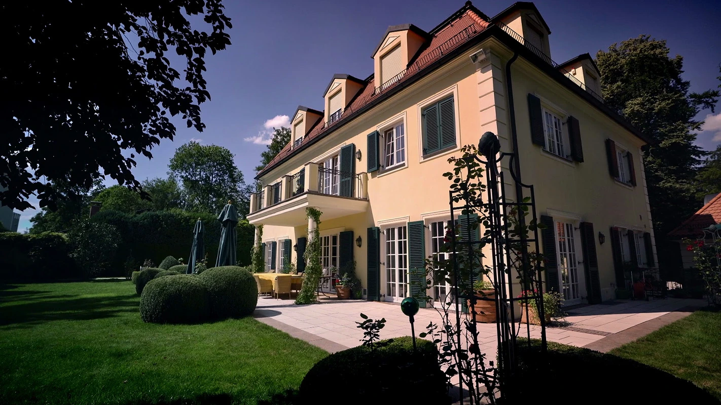 Filmproduktion Panda Pictures aus München und Ulm zum Thema Filmproduktion in München. Eine herrschaftliche Villa im Grünen, aufgenommen an einem sonnigen Tag. Die Postproduktion sorgt mit professionellem Color Grading für einen hochwertigen Look.
