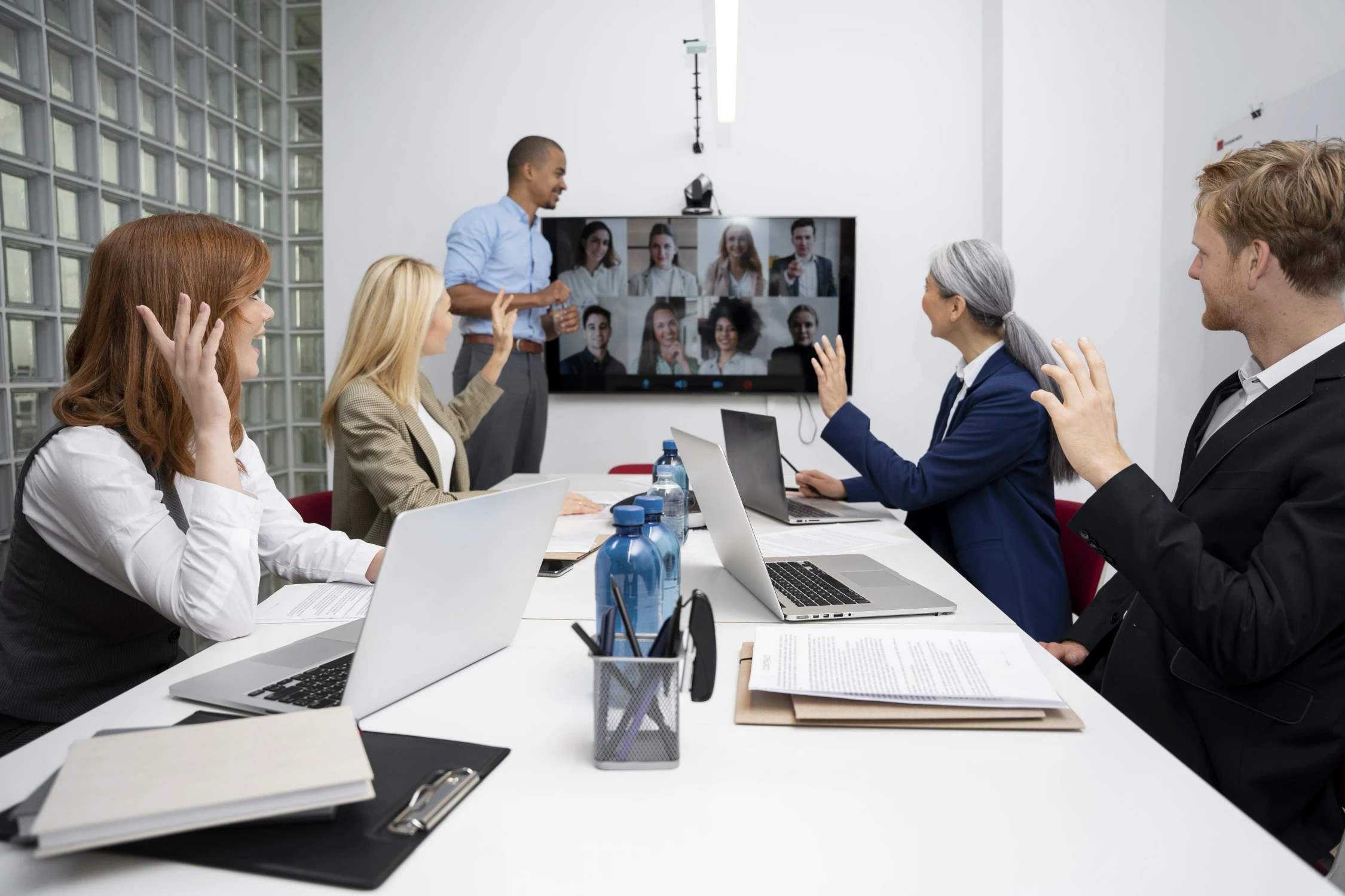 Virtuelles Event mit der Filmproduktion Panda Pictures aus München und Ulm. Ein Meetingraum mit mehreren Teilnehmern im Hintergrund ein großer Screen mit mehreren Gesichtern darauf,