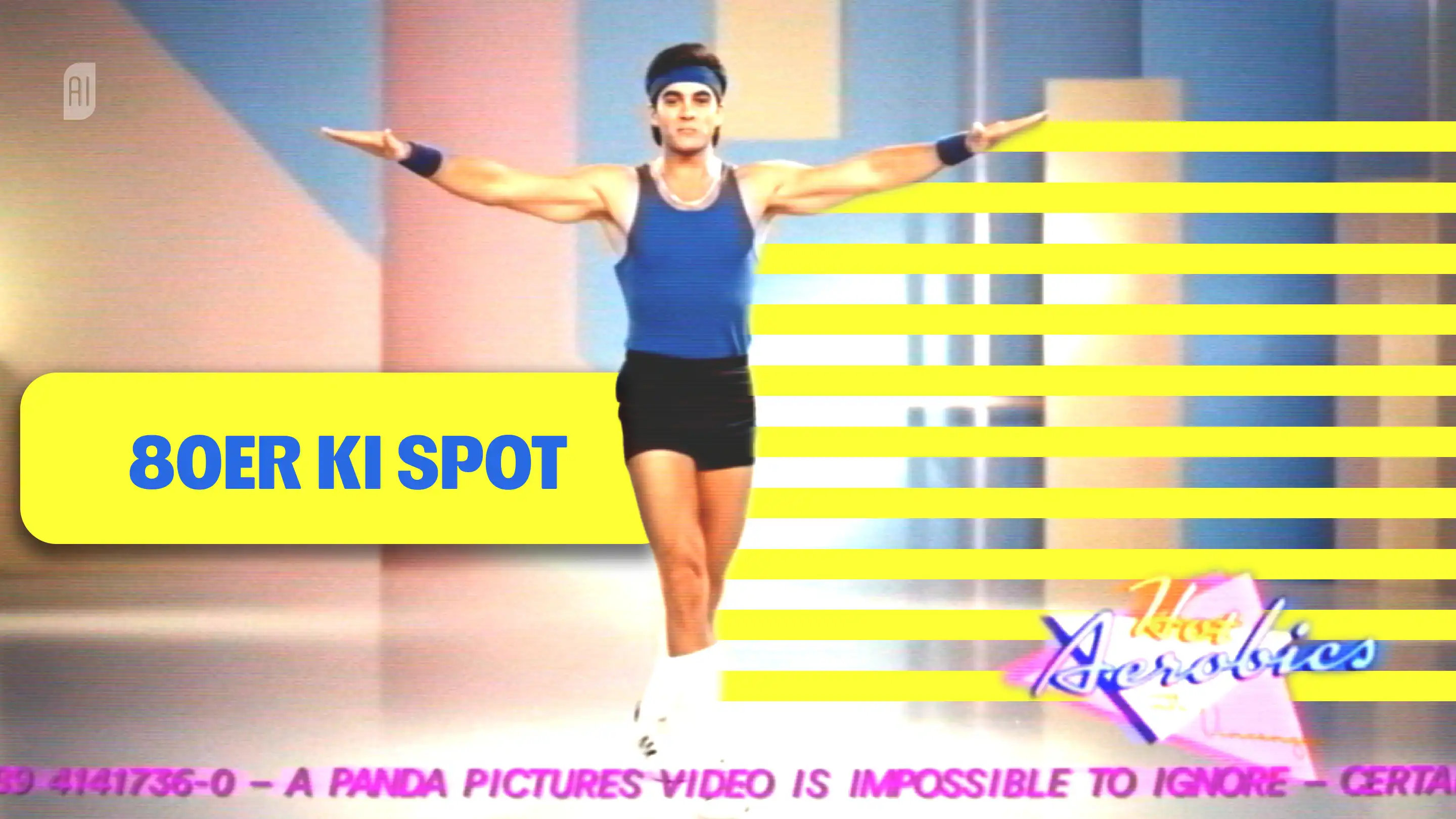 Retro-Bild eines Mannes in 80er-Aerobic-Kleidung (blaues Tanktop, Stirnband) mit ausgestreckten Armen. Hintergrund in Pastelltönen mit gelben Streifen. Text-Einblendungen: „80ER KI SPOT“ und „Hot Aerobics“. Unten läuft ein pinkfarbener Infotext-Ticker.