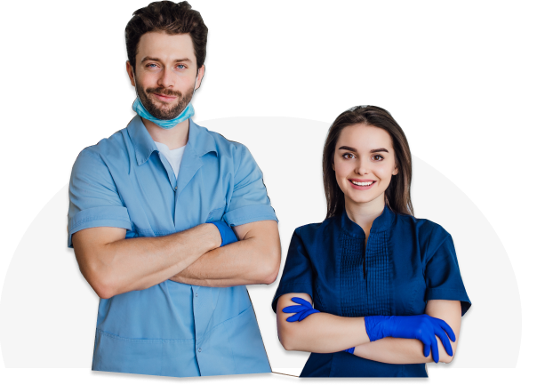 un homme et une femme du personnel médical