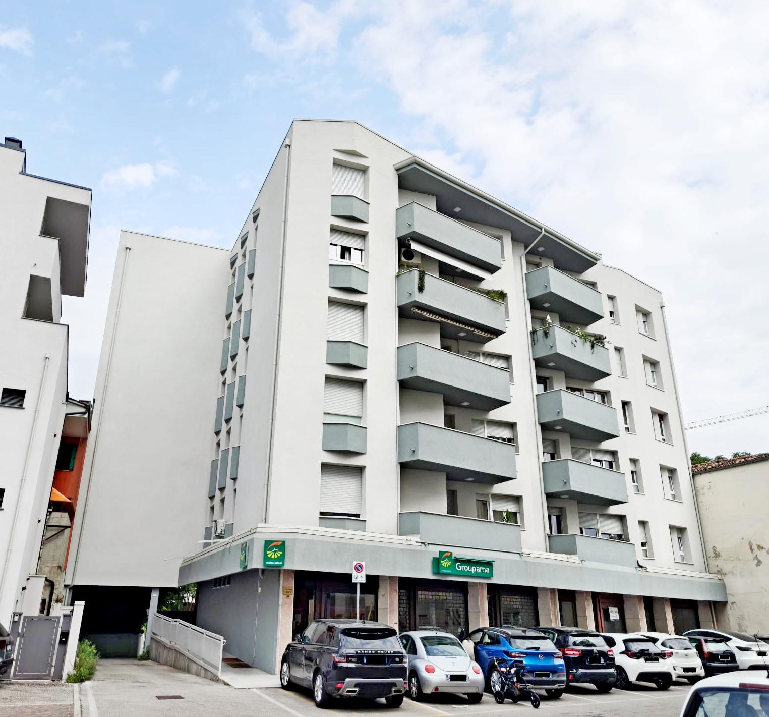 TC400 PORDENONE - TRICAMERE AL 2P, GARAGE E CANTINA