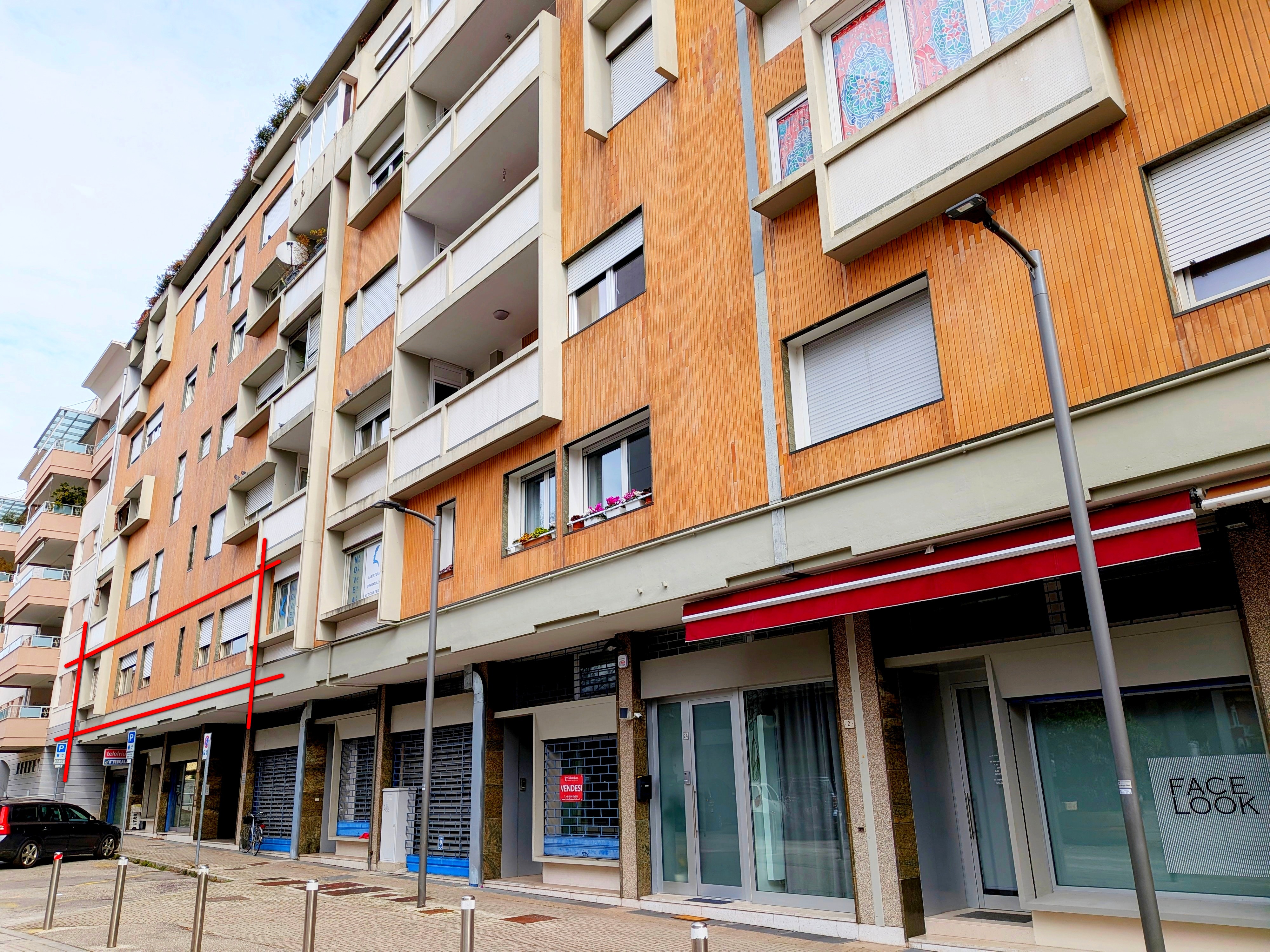 TC454 PORDENONE - VIA CAVALLERIA - AMPIO TRICAMERE RISTRUTTURATO CON LOGGIA