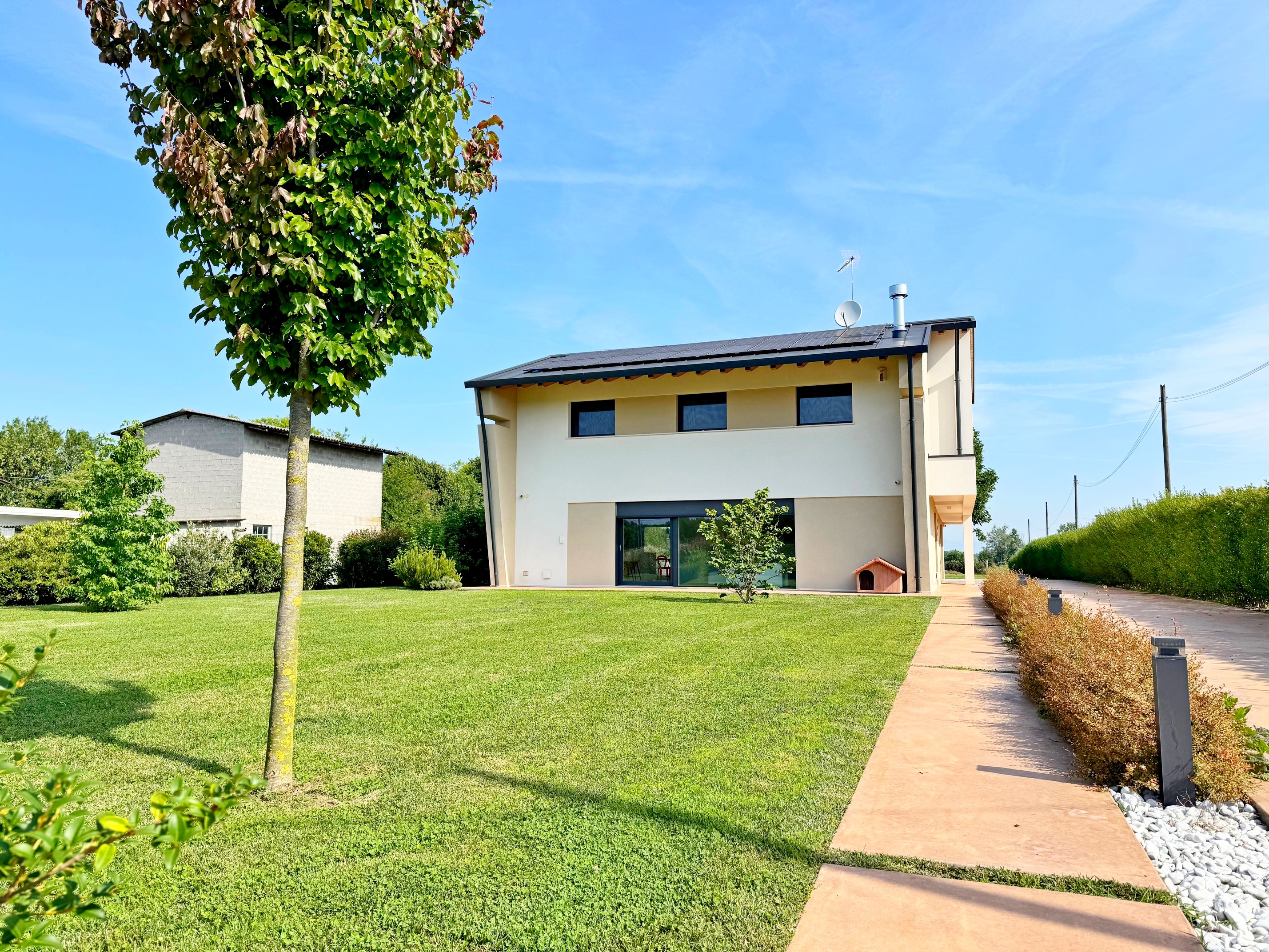 TC465 BAGNAROLA - NUOVA VILLA INDIPENDENTE CON AMPIO GIARDINO 