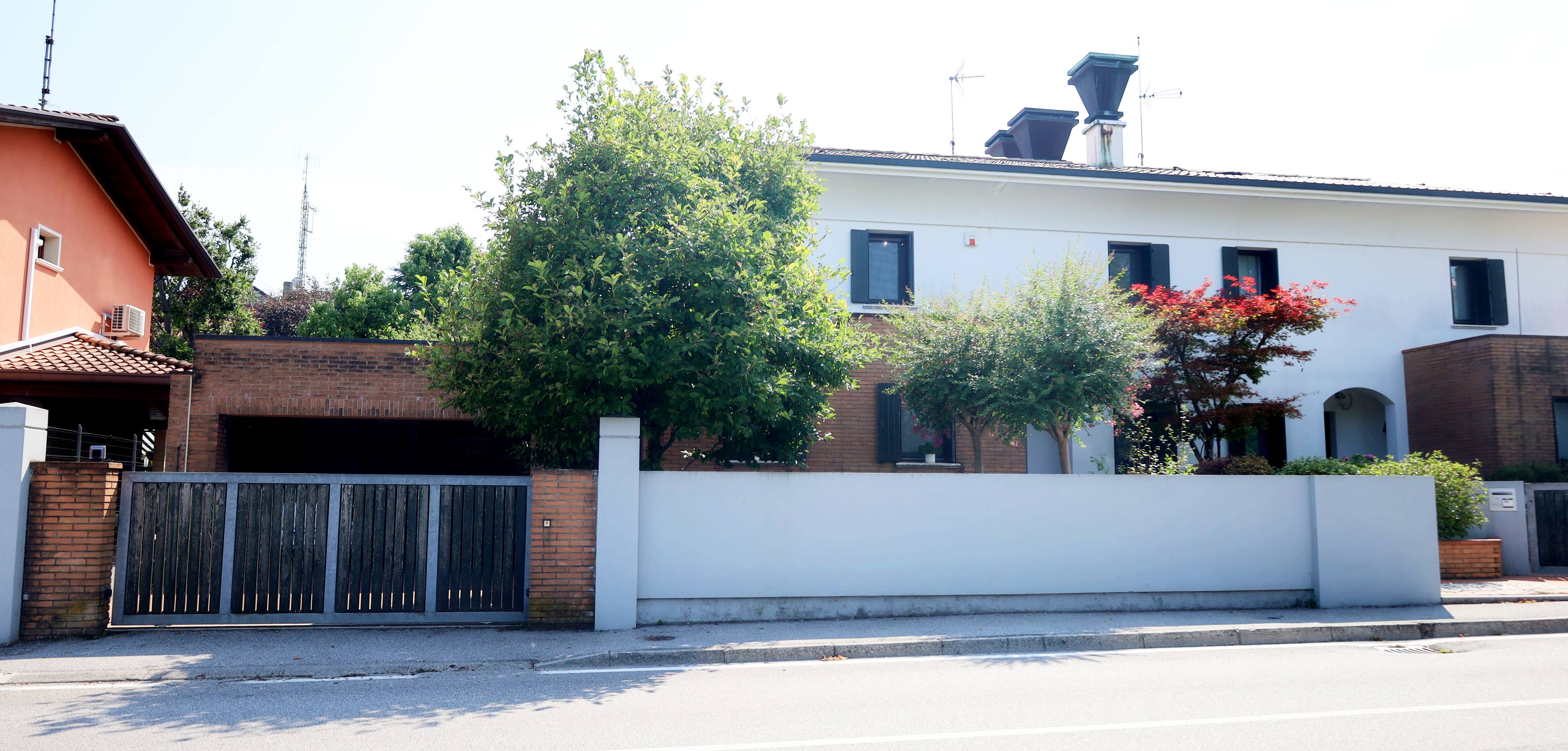 TC472 BIFAMILIARE CON GIARDINO E DOPPIO POSTO AUTO COPERTO