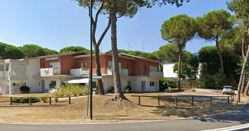 TC487 LIGNANO PINETA - APPARTAMENTO SU DUE LIVELLI E POSTO AUTO