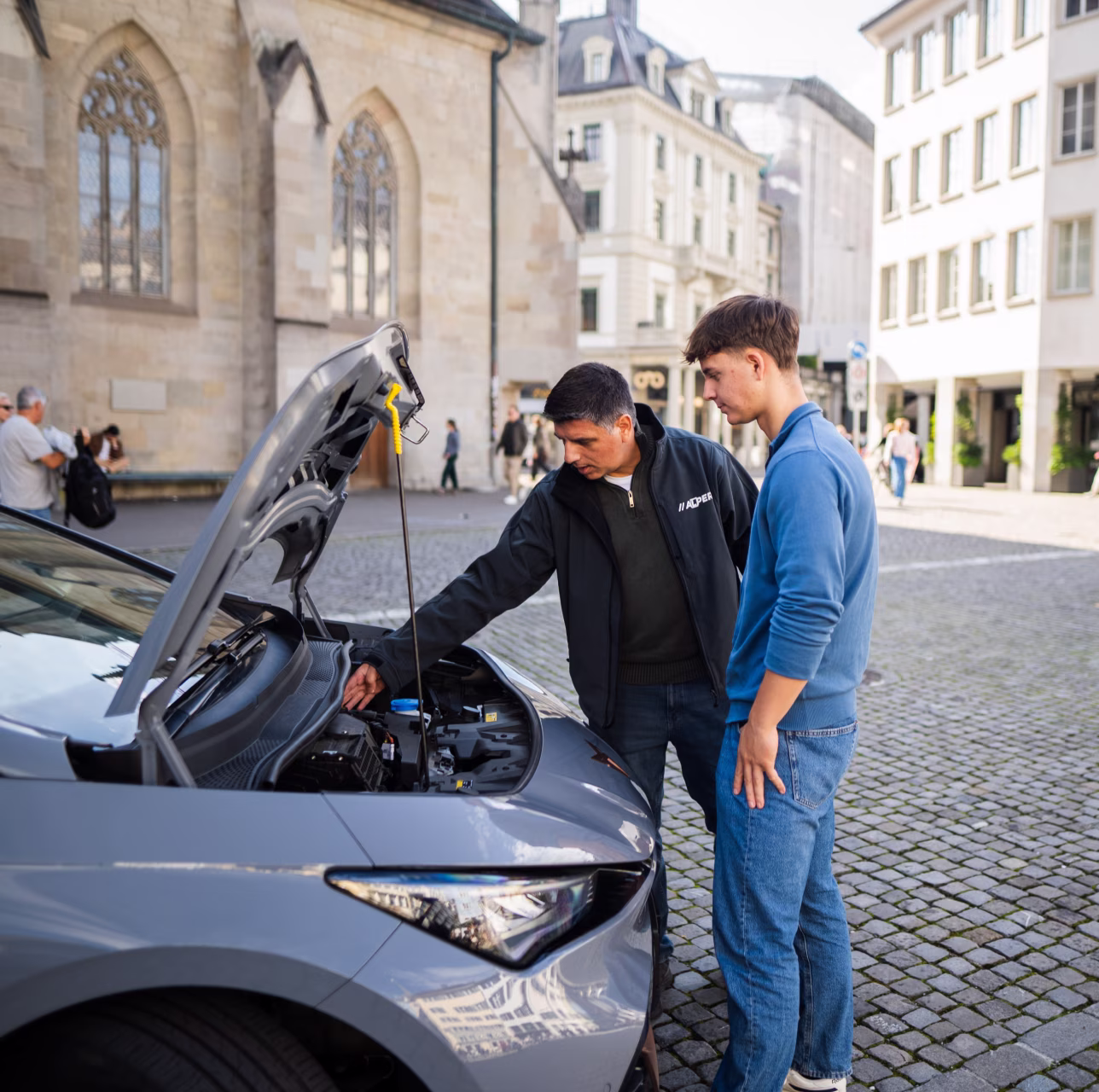 Fahrlehrer Alper bei einer Fahrstunde in Zug