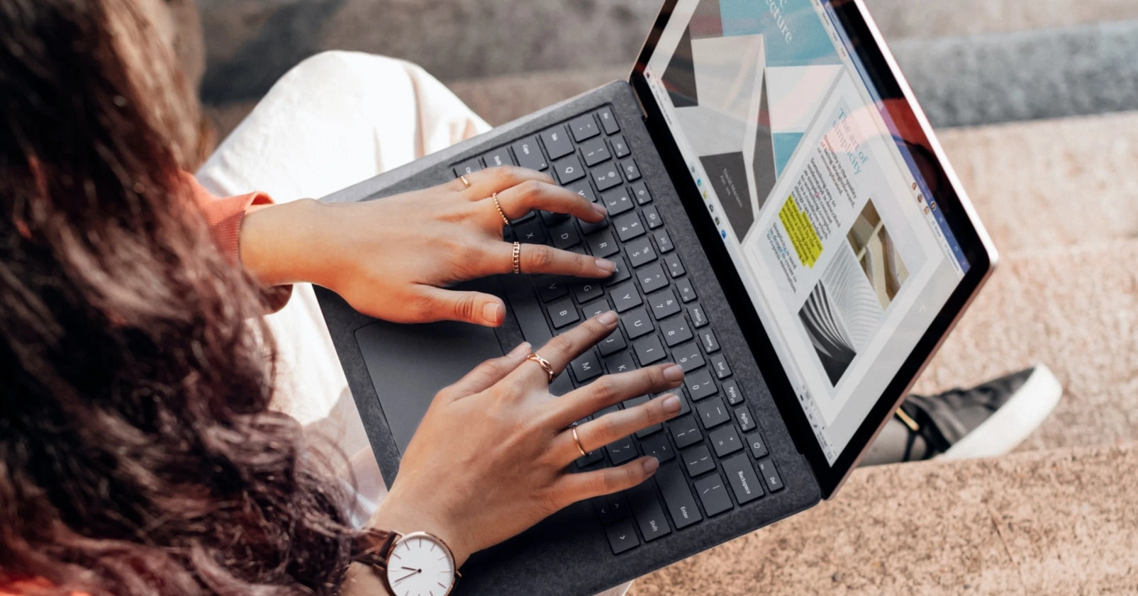 Femme travaillant sur un ordinateur portable affichant un site Web – illustration de la création de site par Web2success