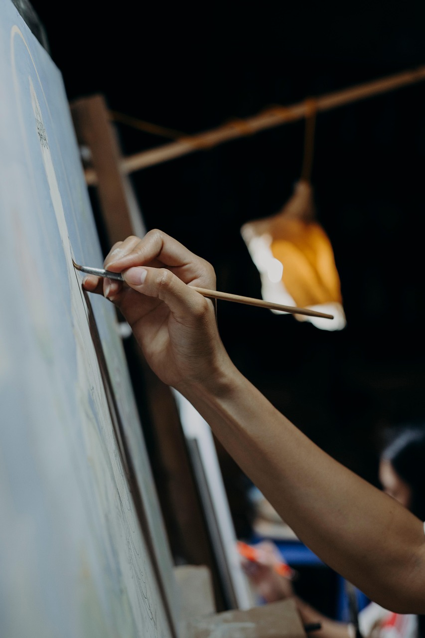 main qui peint un tableau blanc artiste site web web2success