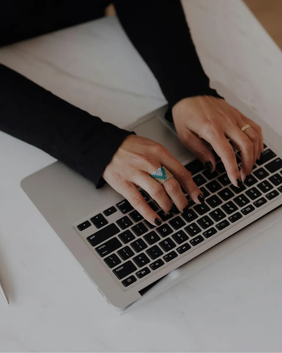 main sur un clavier de PC portable site web web2success