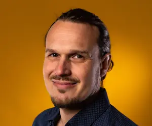 Photo portrait de François Pietri, Fondateur de Web2success, fond jaune, date : 2025