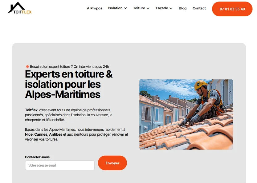 Couvreur posant des tuiles sur un toit en rénovation à Antibes – Toitflex, entreprise spécialisée en toiture et isolation dans les Alpes-Maritimes