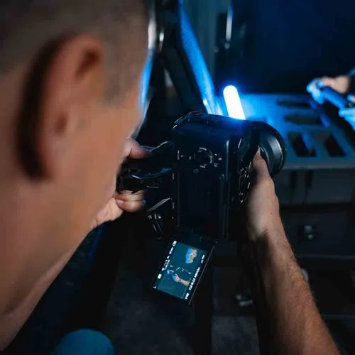 Man hält Videokamera