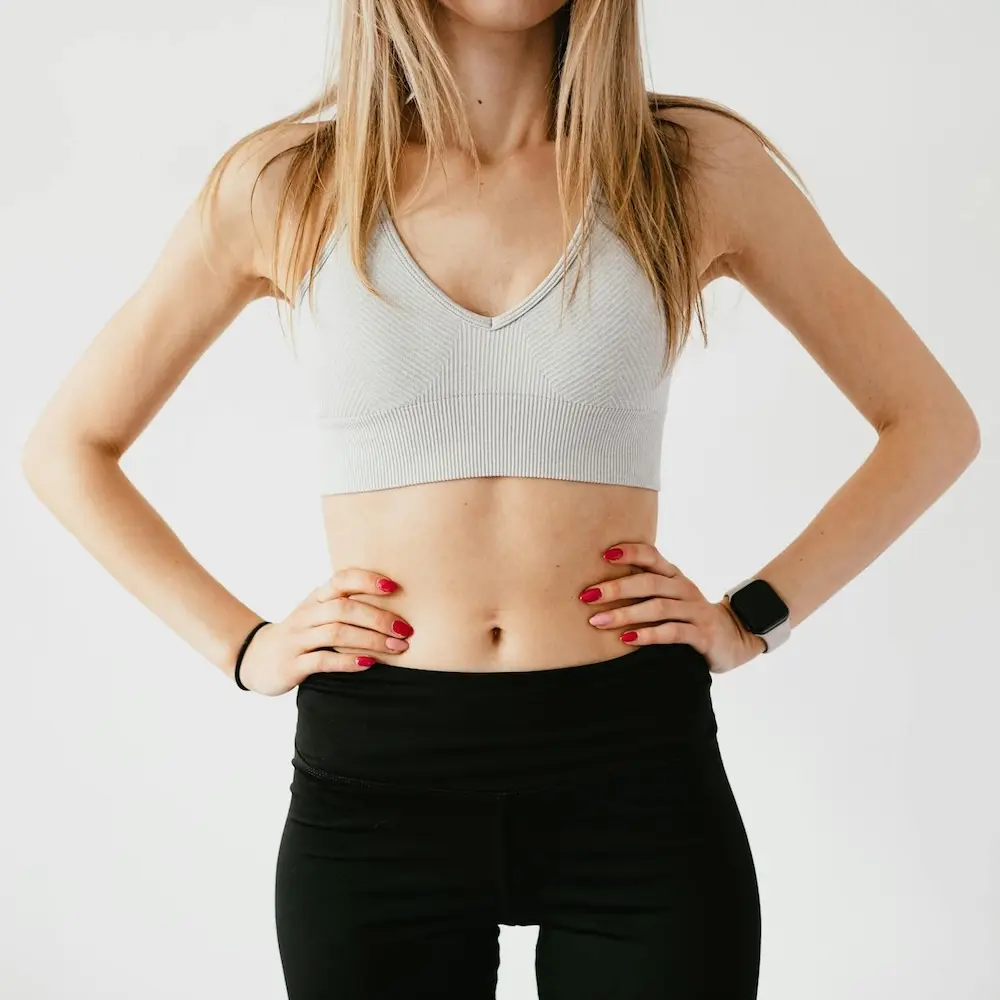 Woman representing wellbeing and vitality in the context of Myers’ Cocktail infusion therapy in Berlin.