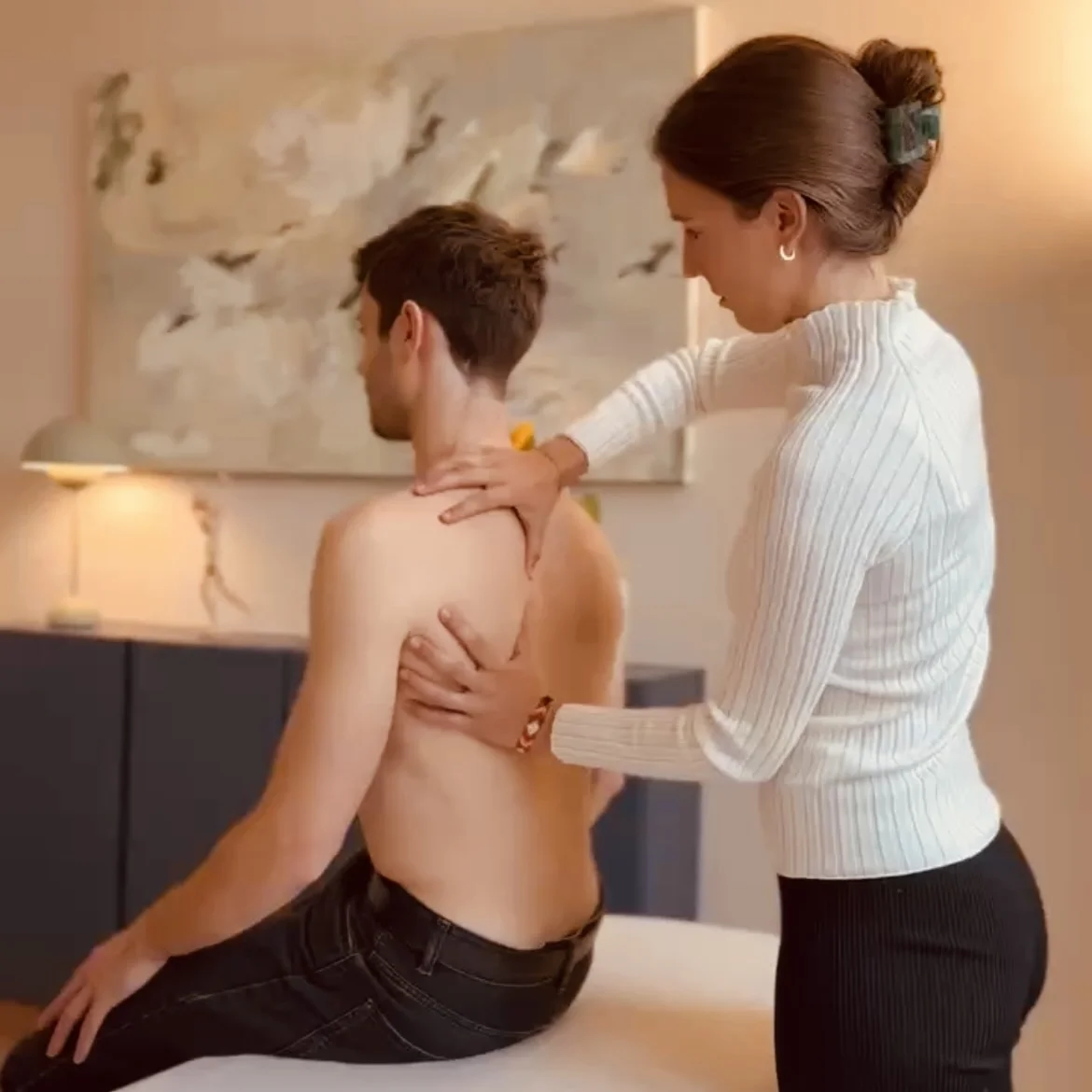 Osteopathie Behandlung von Patienten auf der Liege