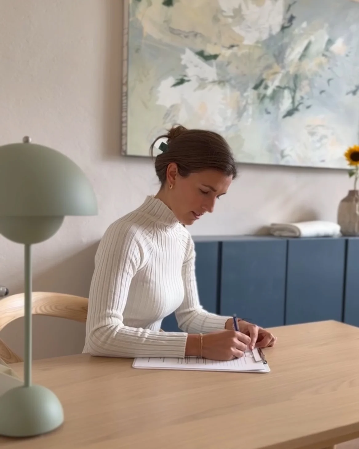 Therapeutin bei der Anamnese in der heal. Praxis für Funktionelle Medizin in Berlin Mitte