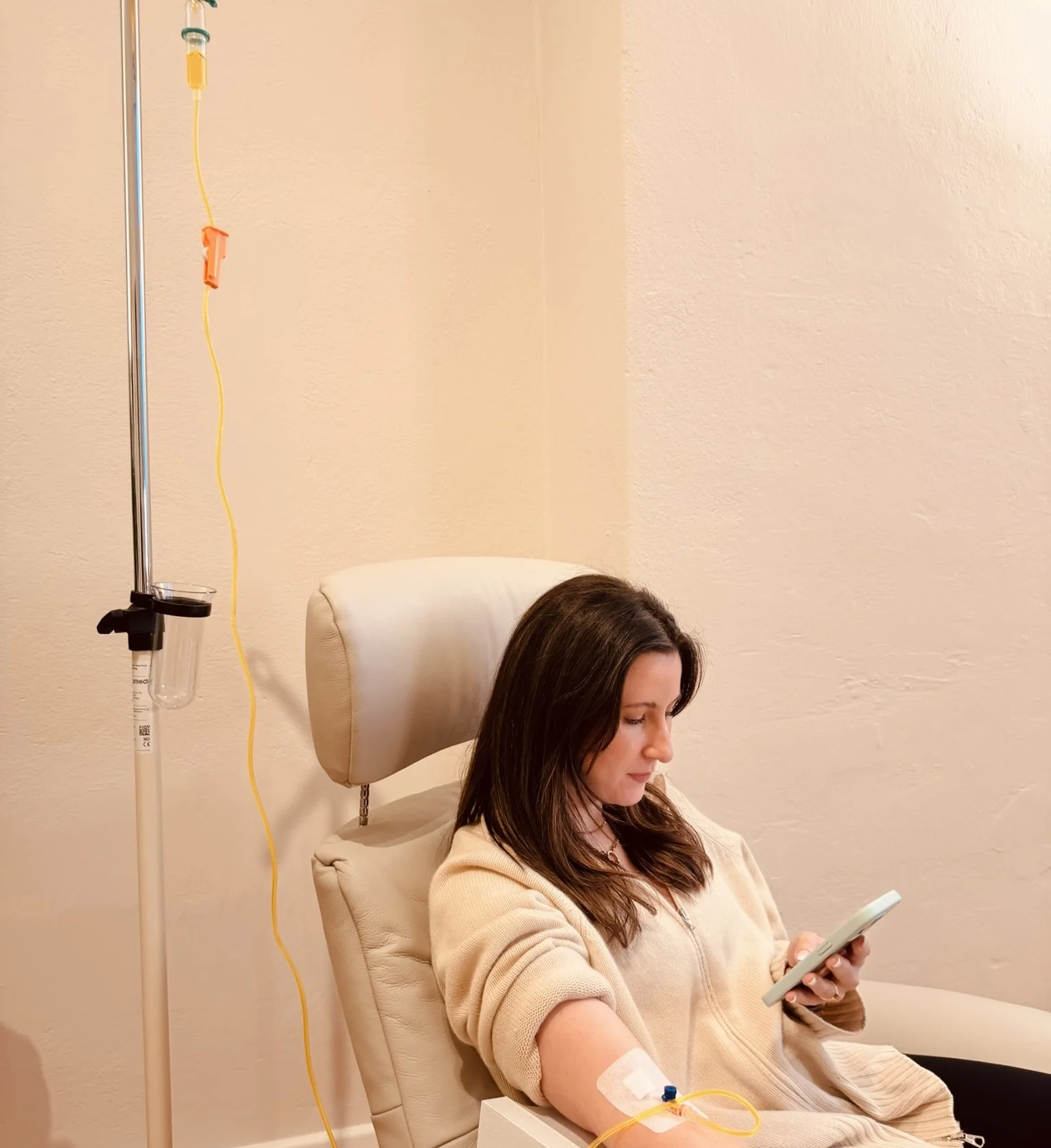 Patientin erhält eine Vitamin-Infusion in moderner Praxis für Infusionstherapie in Berlin Mitte