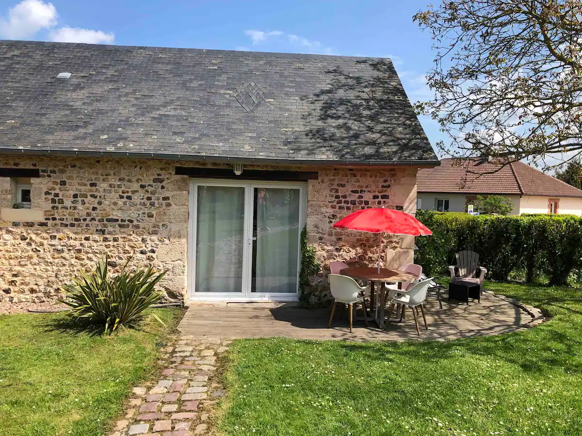 Façade ensoleillé du gite d'Eva à Honfleur avec table extérieur au soleil