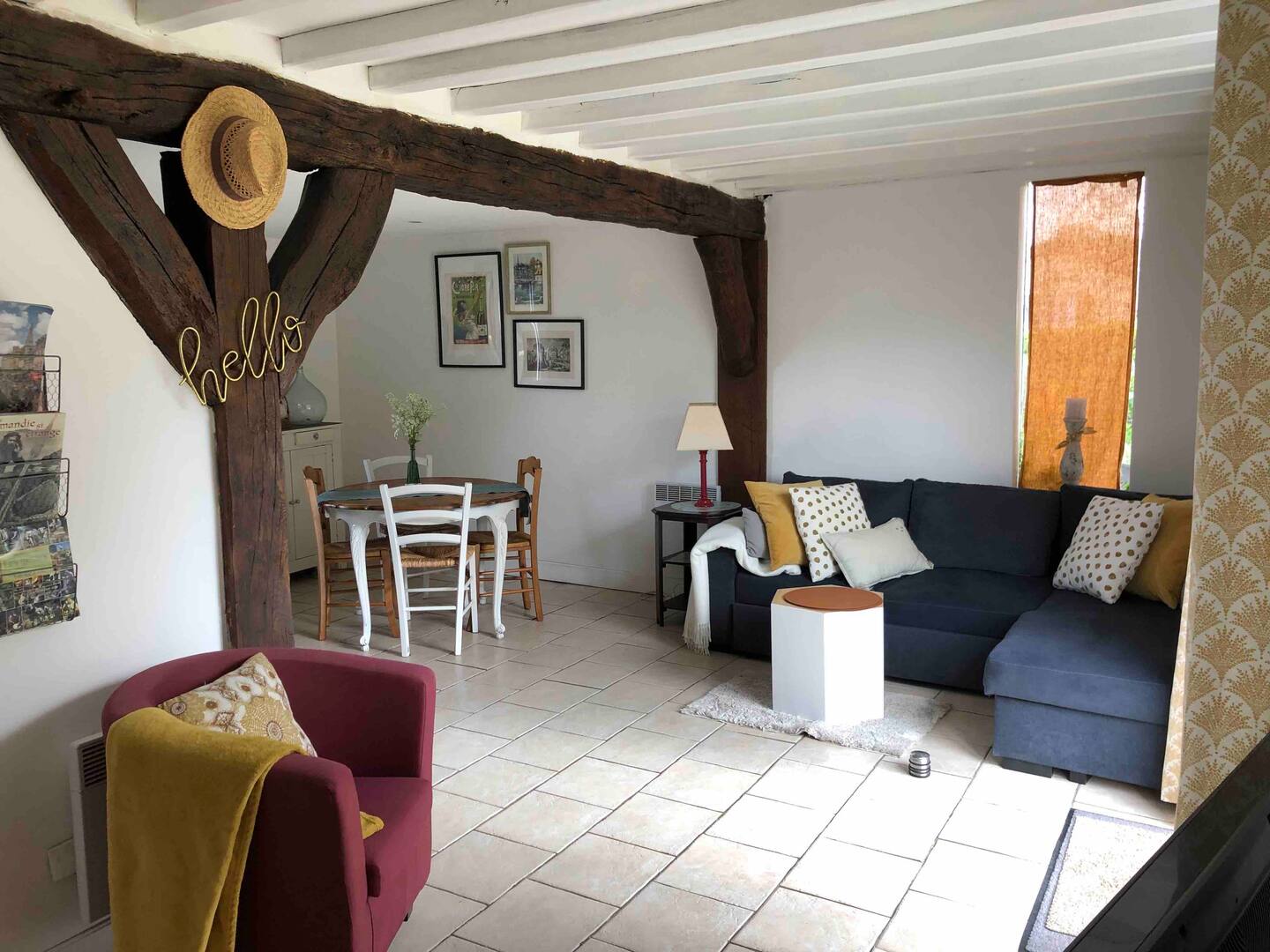 Interieur d'un gite à Honfleur avec canapé et table à manger