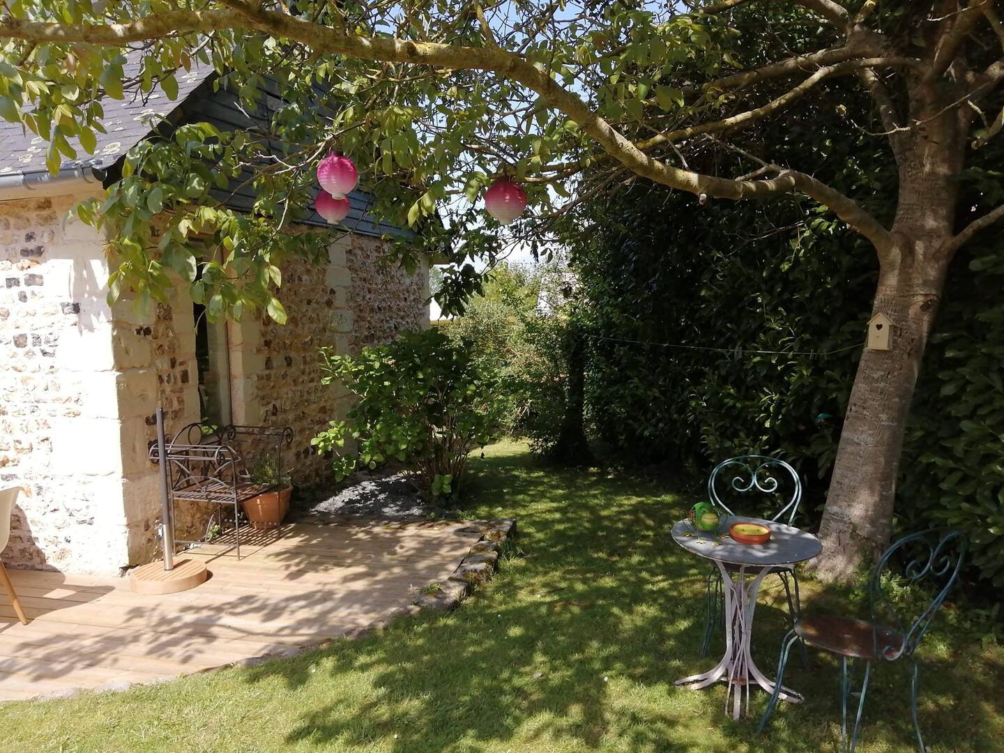 Jardin ensoleillé du gîte d'Eva