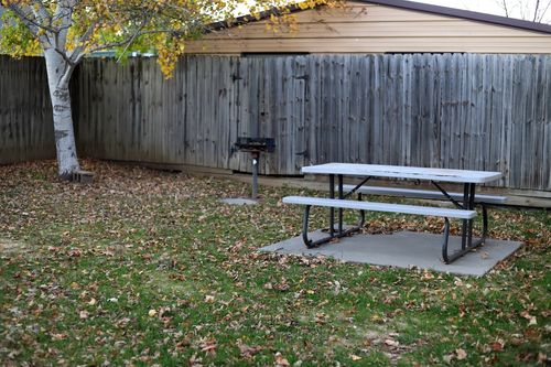 Vision Inn Motel offers a green space with grill and games for its guests;