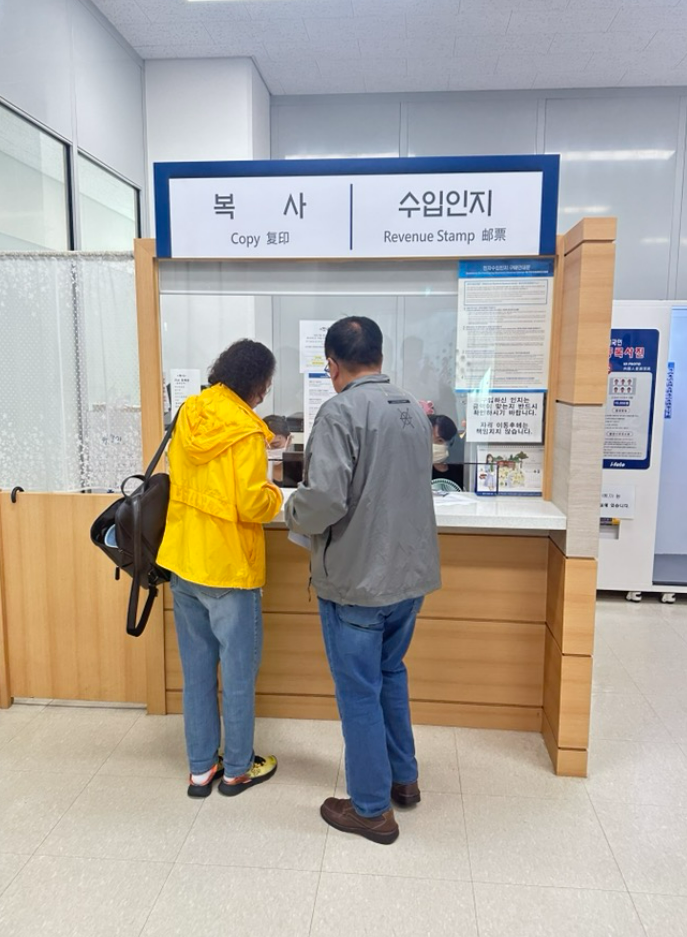 행정사가 고객님과 함께 출입국에 동행하는 모습